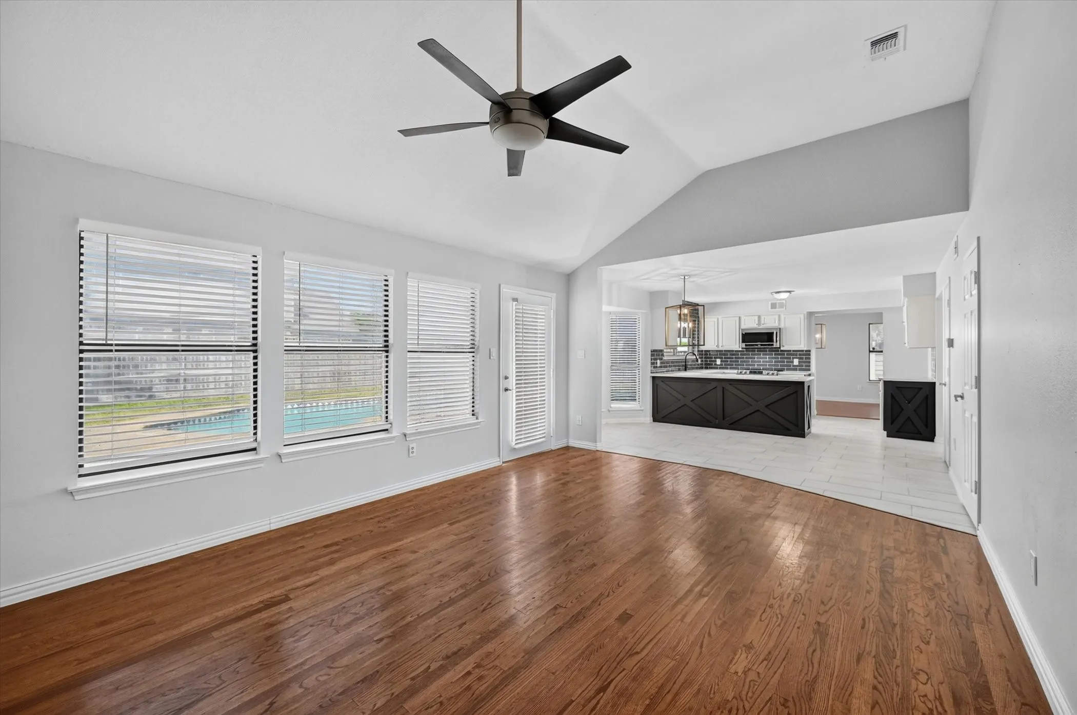 Single Family Residence For Rent in Dallas County , 4301 Hudson Avenue, Grand Prairie, Texas 75052, 4 Bedroom, 3 Bathroom, 2 Garage spaces, 2,229 Sqft, built in 1986, mls#21394037, Real Estate Agent in Grand Prairie, Homes For Rent in Dallas county, Homes For Rent in Grand Prairie, Realtor in Grand Prairie Texas, Real Estate Brokerage Independent Realty Texas, Luminita Cordes Realtor