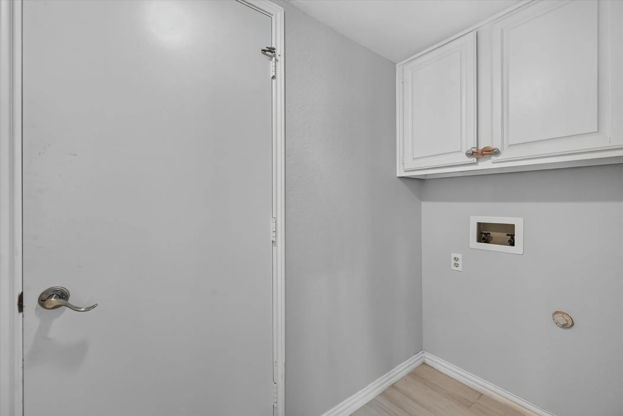 Single Family Residence For Rent in Dallas County , 4301 Hudson Avenue, Grand Prairie, Texas 75052, 4 Bedroom, 3 Bathroom, 2 Garage spaces, 2,229 Sqft, built in 1986, mls#21394037, Real Estate Agent in Grand Prairie, Homes For Rent in Dallas county, Homes For Rent in Grand Prairie, Realtor in Grand Prairie Texas, Real Estate Brokerage Independent Realty Texas, Luminita Cordes Realtor