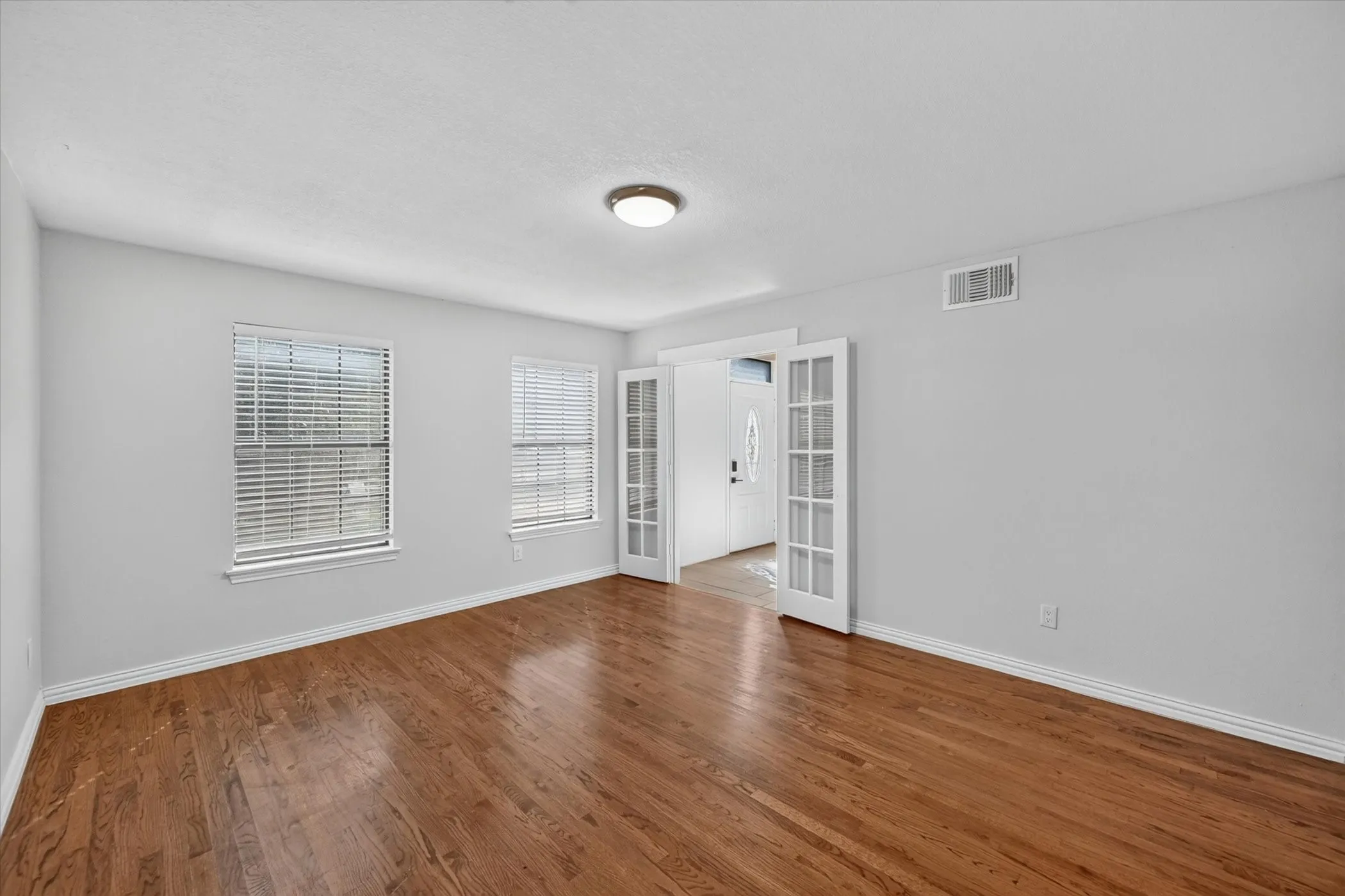 Single Family Residence For Rent in Dallas County , 4301 Hudson Avenue, Grand Prairie, Texas 75052, 4 Bedroom, 3 Bathroom, 2 Garage spaces, 2,229 Sqft, built in 1986, mls#21394037, Real Estate Agent in Grand Prairie, Homes For Rent in Dallas county, Homes For Rent in Grand Prairie, Realtor in Grand Prairie Texas, Real Estate Brokerage Independent Realty Texas, Luminita Cordes Realtor