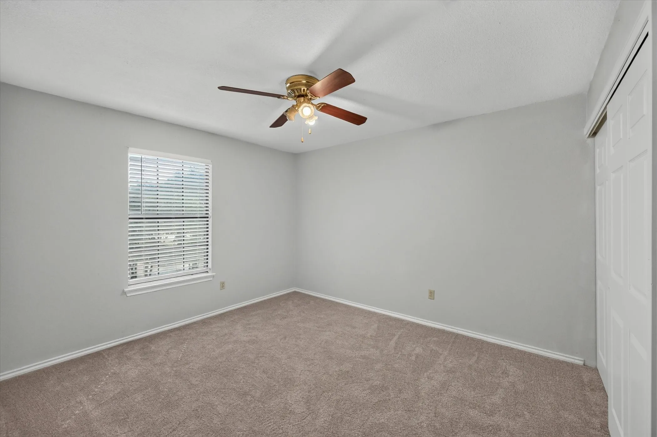Single Family Residence For Rent in Dallas County , 4301 Hudson Avenue, Grand Prairie, Texas 75052, 4 Bedroom, 3 Bathroom, 2 Garage spaces, 2,229 Sqft, built in 1986, mls#21394037, Real Estate Agent in Grand Prairie, Homes For Rent in Dallas county, Homes For Rent in Grand Prairie, Realtor in Grand Prairie Texas, Real Estate Brokerage Independent Realty Texas, Luminita Cordes Realtor