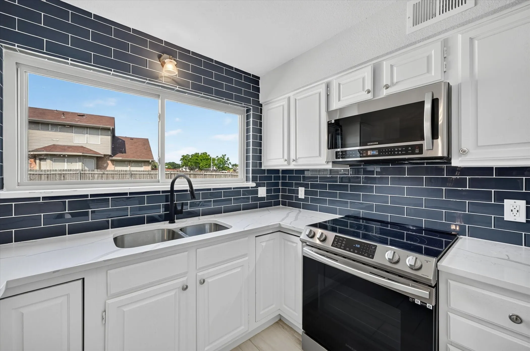 Single Family Residence For Rent in Dallas County , 4301 Hudson Avenue, Grand Prairie, Texas 75052, 4 Bedroom, 3 Bathroom, 2 Garage spaces, 2,229 Sqft, built in 1986, mls#21394037, Real Estate Agent in Grand Prairie, Homes For Rent in Dallas county, Homes For Rent in Grand Prairie, Realtor in Grand Prairie Texas, Real Estate Brokerage Independent Realty Texas, Luminita Cordes Realtor