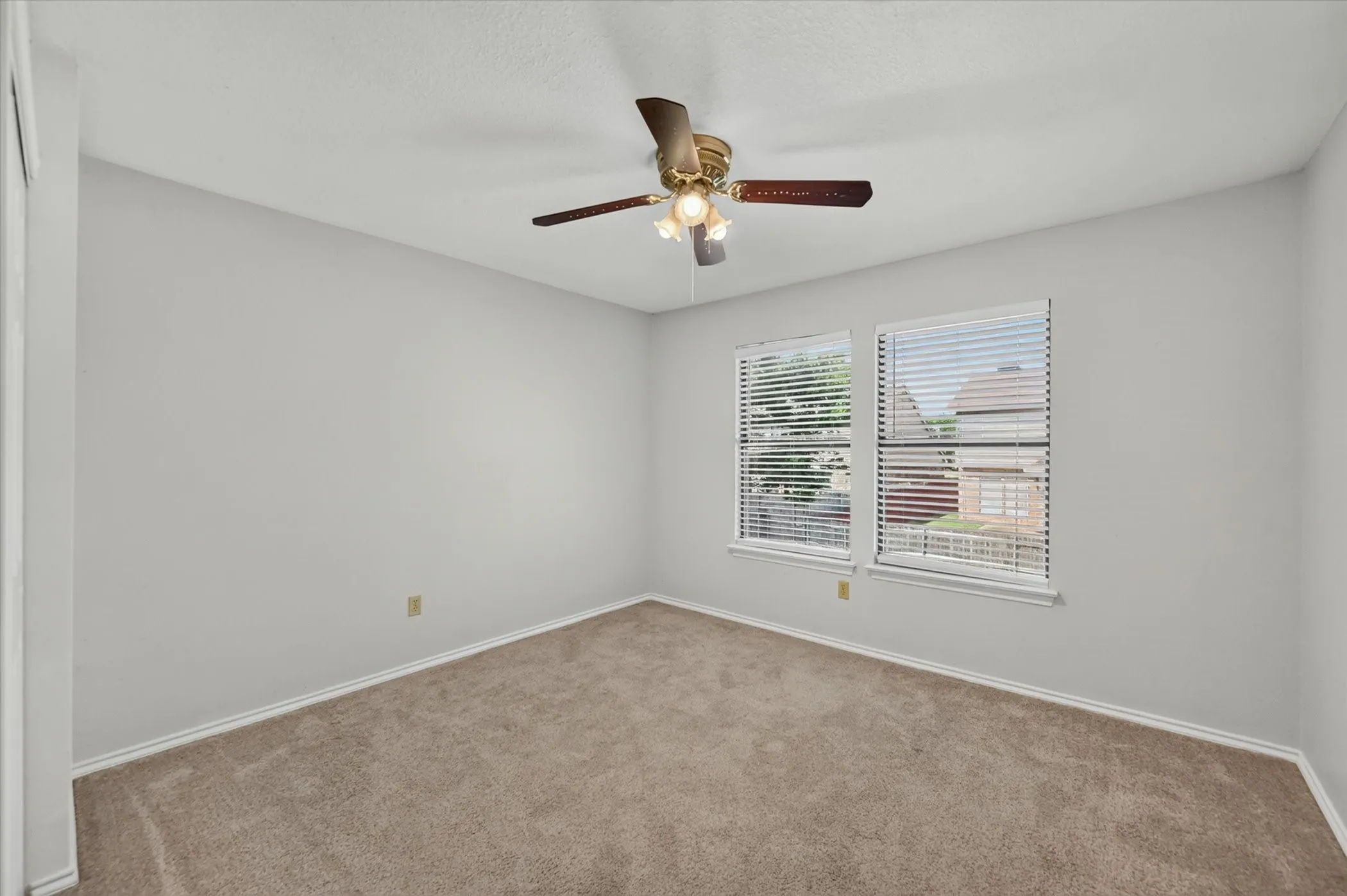 Single Family Residence For Rent in Dallas County , 4301 Hudson Avenue, Grand Prairie, Texas 75052, 4 Bedroom, 3 Bathroom, 2 Garage spaces, 2,229 Sqft, built in 1986, mls#21394037, Real Estate Agent in Grand Prairie, Homes For Rent in Dallas county, Homes For Rent in Grand Prairie, Realtor in Grand Prairie Texas, Real Estate Brokerage Independent Realty Texas, Luminita Cordes Realtor