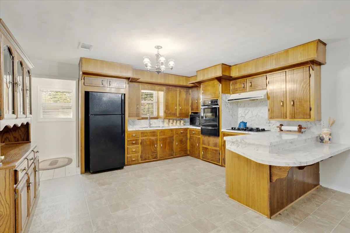 Single Family Residence For Sale in Grayson County , 515 E Day Street, Denison, Texas 75021, 3 Bedroom, 2 Bathroom, Garage spaces, 1,167 Sqft, built in 1963, mls#21388990, Real Estate Agent in Denison, Homes For Sale in Grayson county, Homes For Sale in Denison, Realtor in Denison Texas, Real Estate Brokerage Independent Realty Texas, Luminita Cordes Realtor