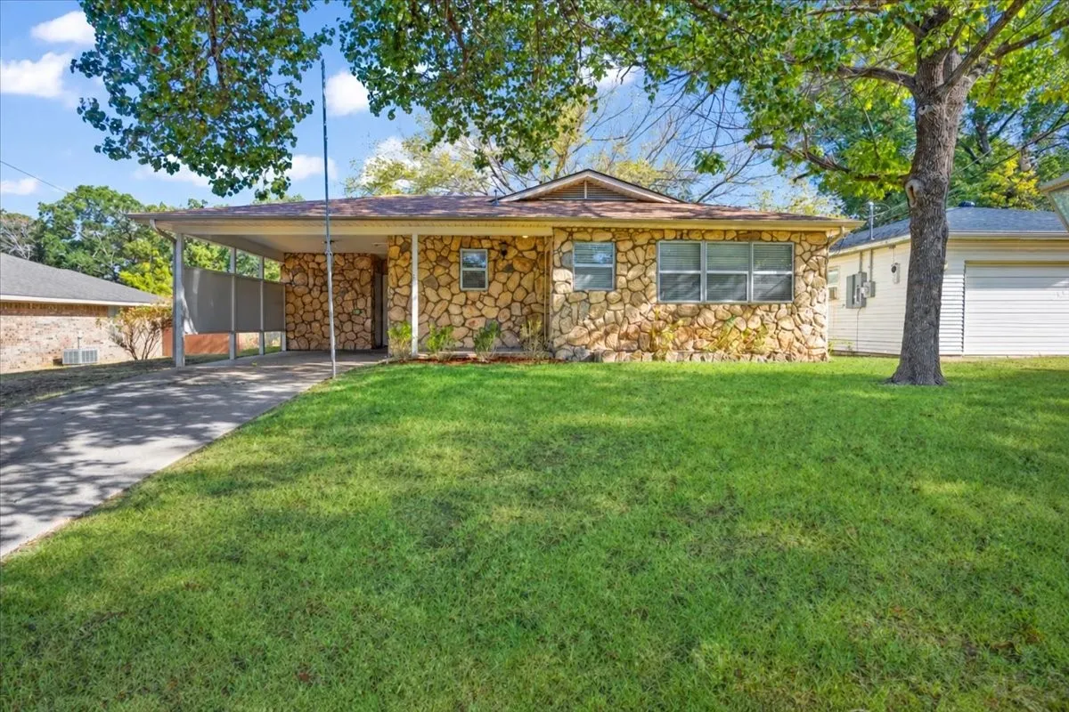 Single Family Residence For Sale in Grayson County , 515 E Day Street, Denison, Texas 75021, 3 Bedroom, 2 Bathroom, Garage spaces, 1,167 Sqft, built in 1963, mls#21388990, Real Estate Agent in Denison, Homes For Sale in Grayson county, Homes For Sale in Denison, Realtor in Denison Texas, Real Estate Brokerage Independent Realty Texas, Luminita Cordes Realtor