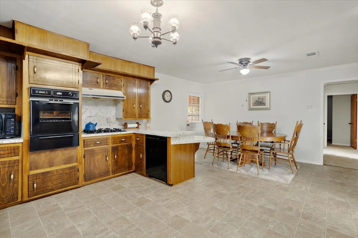 Single Family Residence For Sale in Grayson County , 515 E Day Street, Denison, Texas 75021, 3 Bedroom, 2 Bathroom, Garage spaces, 1,167 Sqft, built in 1963, mls#21388990, Real Estate Agent in Denison, Homes For Sale in Grayson county, Homes For Sale in Denison, Realtor in Denison Texas, Real Estate Brokerage Independent Realty Texas, Luminita Cordes Realtor