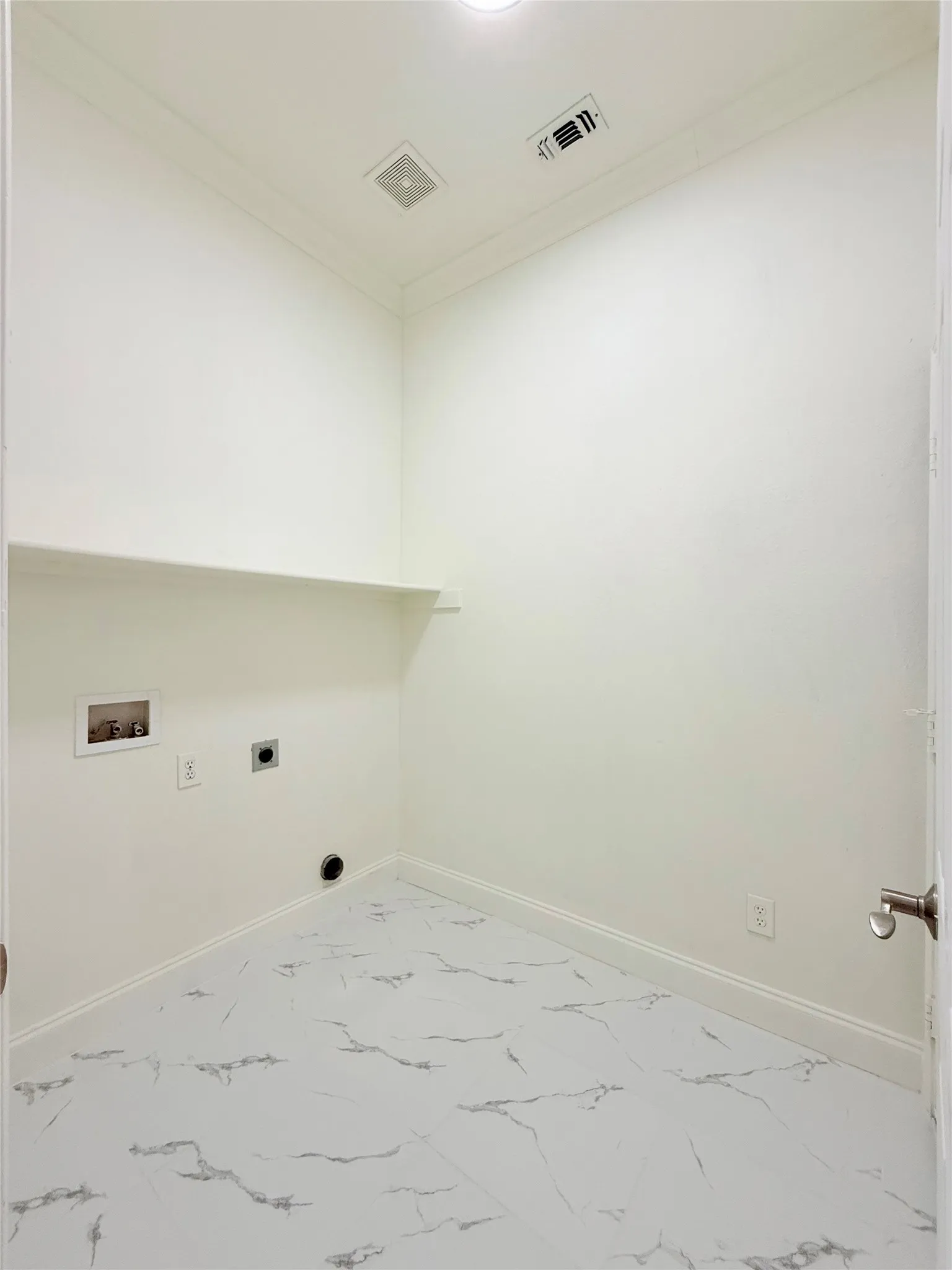 White walls with crown molding, recessed lighting, and a single wall shelf