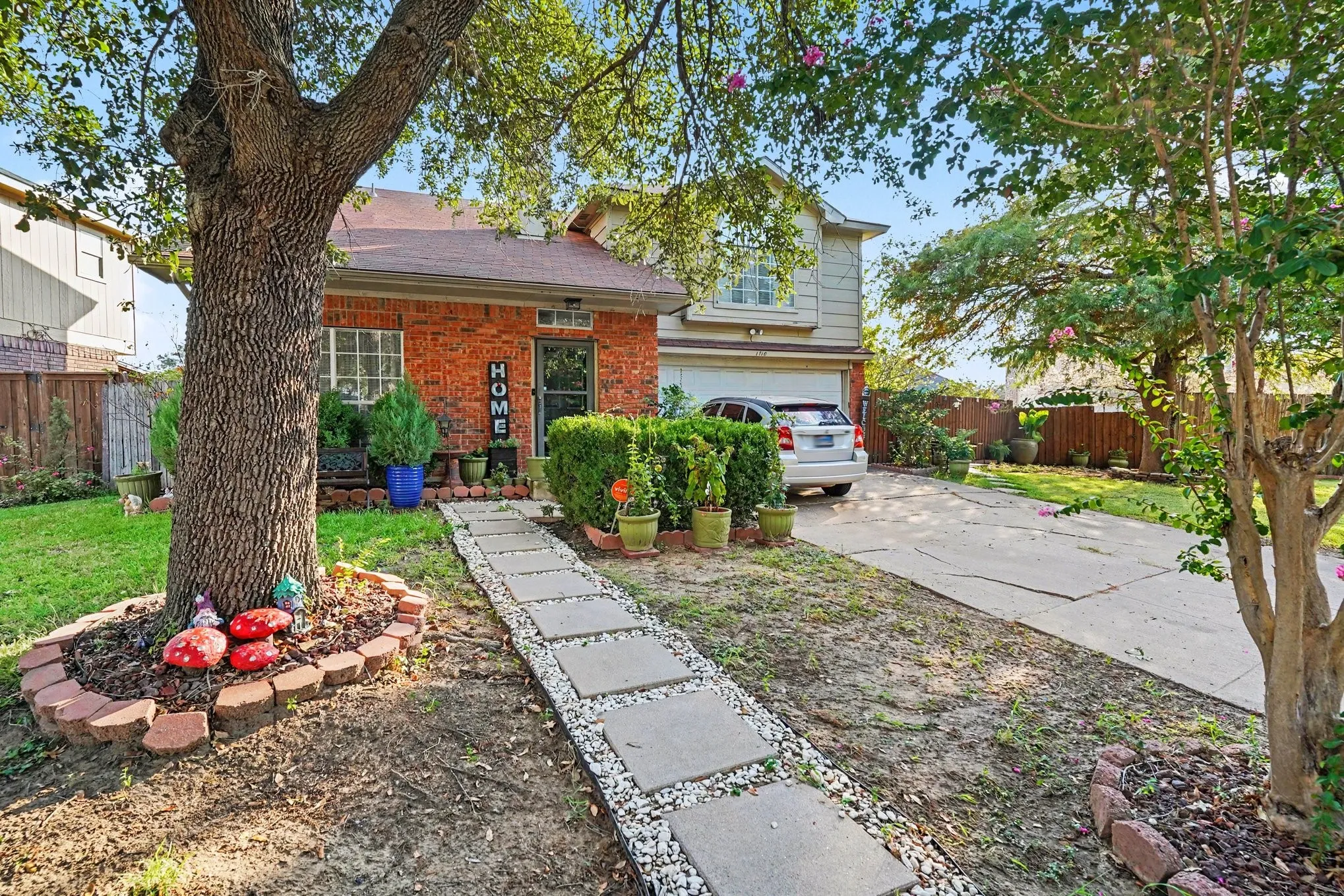Single Family Residence For Sale in Tarrant County , 1710 Duster Circle, Arlington, Texas 76018, 3 Bedroom, 2 Bathroom, 2 Garage spaces, 1,354 Sqft, built in 1990, mls#21394000, Real Estate Agent in Arlington, Homes For Sale in Tarrant county, Homes For Sale in Arlington, Realtor in Arlington Texas, Real Estate Brokerage Independent Realty Texas, Luminita Cordes Realtor