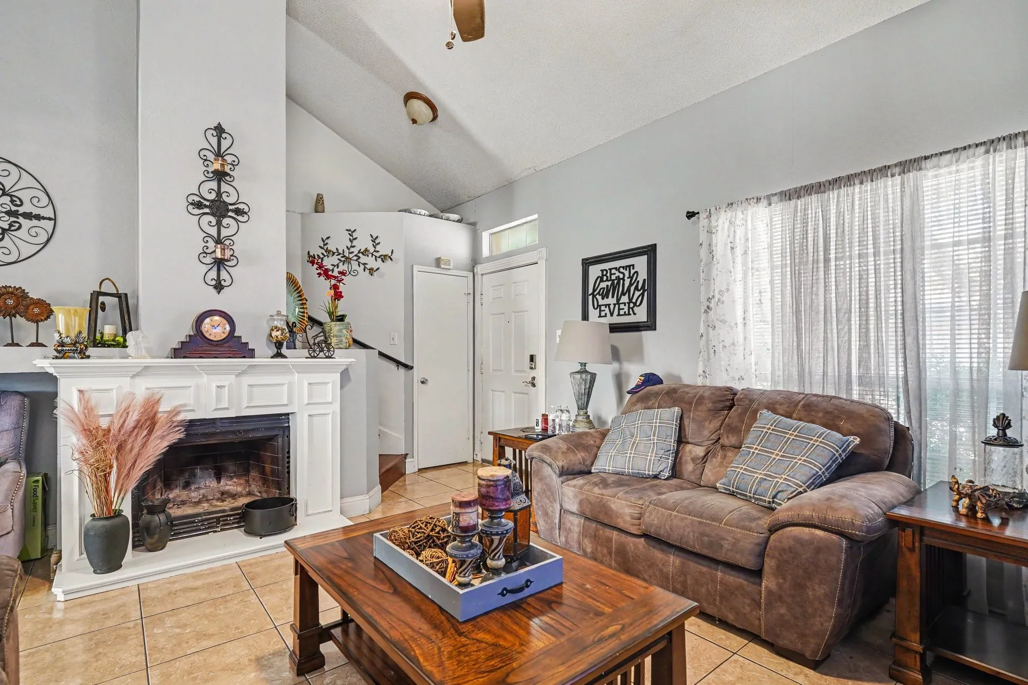 Single Family Residence For Sale in Tarrant County , 1710 Duster Circle, Arlington, Texas 76018, 3 Bedroom, 2 Bathroom, 2 Garage spaces, 1,354 Sqft, built in 1990, mls#21394000, Real Estate Agent in Arlington, Homes For Sale in Tarrant county, Homes For Sale in Arlington, Realtor in Arlington Texas, Real Estate Brokerage Independent Realty Texas, Luminita Cordes Realtor