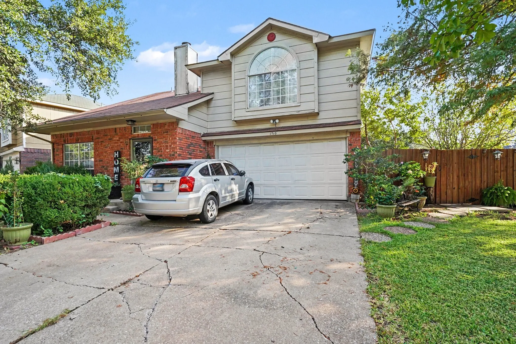 Single Family Residence For Sale in Tarrant County , 1710 Duster Circle, Arlington, Texas 76018, 3 Bedroom, 2 Bathroom, 2 Garage spaces, 1,354 Sqft, built in 1990, mls#21394000, Real Estate Agent in Arlington, Homes For Sale in Tarrant county, Homes For Sale in Arlington, Realtor in Arlington Texas, Real Estate Brokerage Independent Realty Texas, Luminita Cordes Realtor