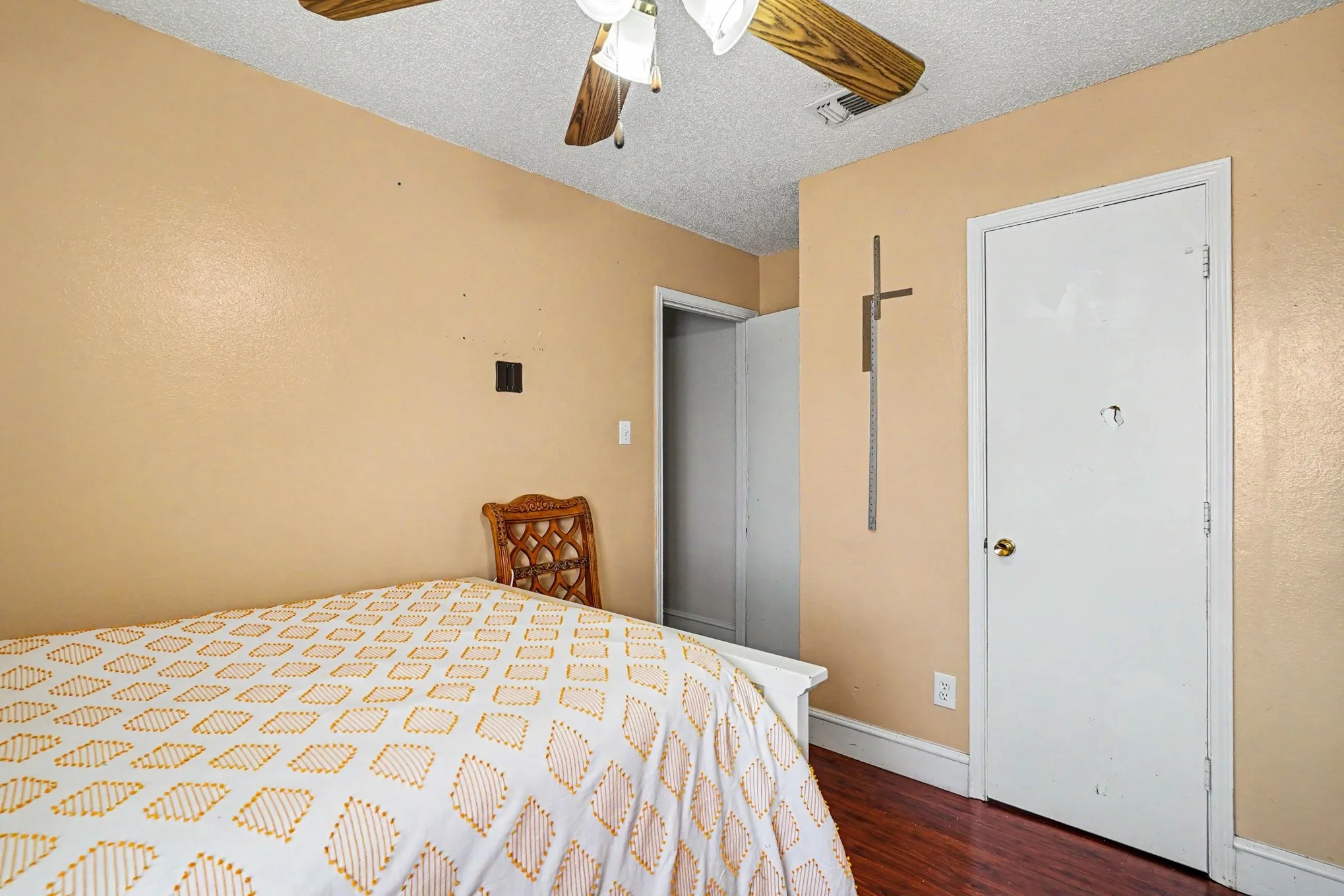 Single Family Residence For Sale in Tarrant County , 1710 Duster Circle, Arlington, Texas 76018, 3 Bedroom, 2 Bathroom, 2 Garage spaces, 1,354 Sqft, built in 1990, mls#21394000, Real Estate Agent in Arlington, Homes For Sale in Tarrant county, Homes For Sale in Arlington, Realtor in Arlington Texas, Real Estate Brokerage Independent Realty Texas, Luminita Cordes Realtor