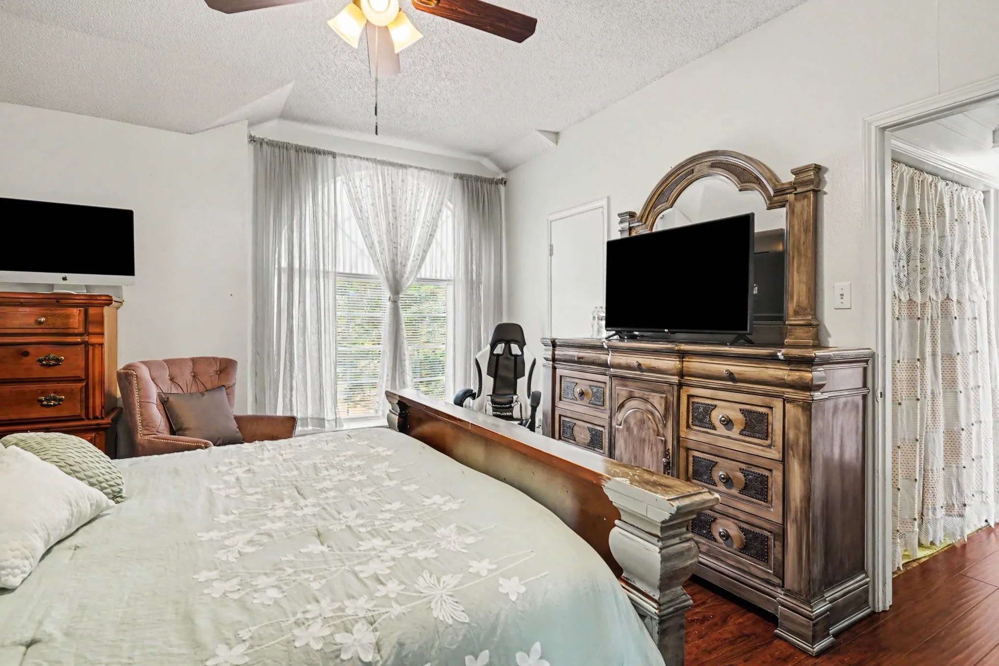 Single Family Residence For Sale in Tarrant County , 1710 Duster Circle, Arlington, Texas 76018, 3 Bedroom, 2 Bathroom, 2 Garage spaces, 1,354 Sqft, built in 1990, mls#21394000, Real Estate Agent in Arlington, Homes For Sale in Tarrant county, Homes For Sale in Arlington, Realtor in Arlington Texas, Real Estate Brokerage Independent Realty Texas, Luminita Cordes Realtor