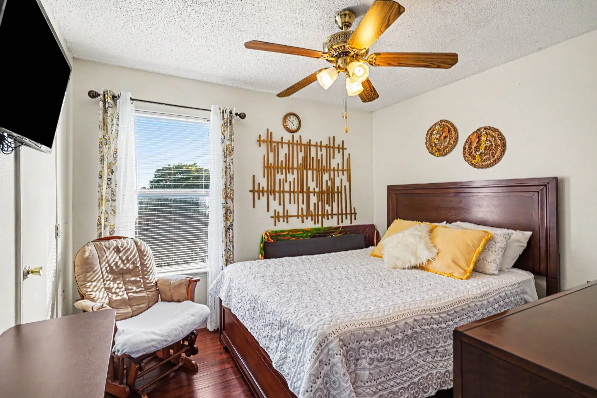 Single Family Residence For Sale in Tarrant County , 1710 Duster Circle, Arlington, Texas 76018, 3 Bedroom, 2 Bathroom, 2 Garage spaces, 1,354 Sqft, built in 1990, mls#21394000, Real Estate Agent in Arlington, Homes For Sale in Tarrant county, Homes For Sale in Arlington, Realtor in Arlington Texas, Real Estate Brokerage Independent Realty Texas, Luminita Cordes Realtor