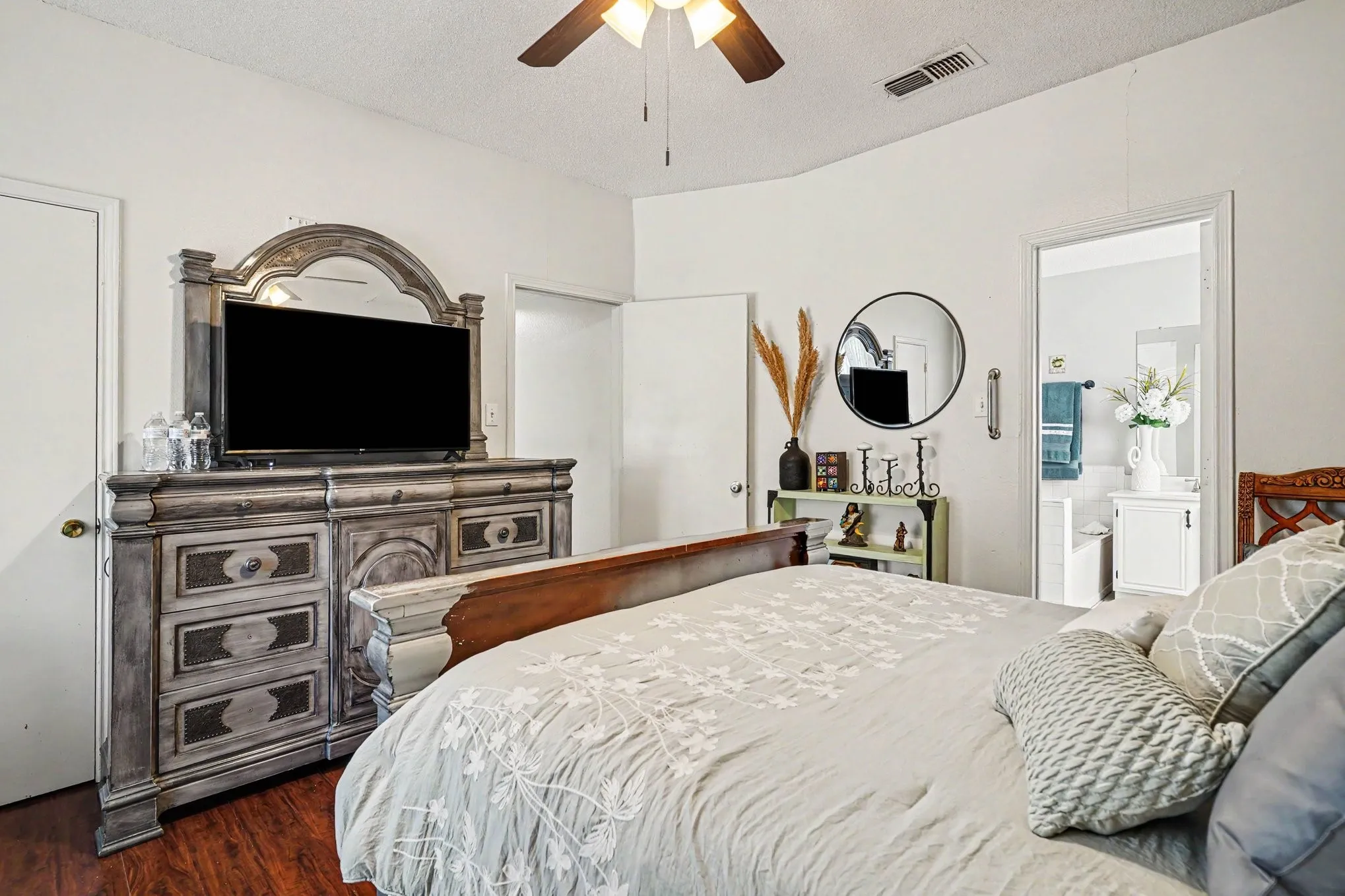 Single Family Residence For Sale in Tarrant County , 1710 Duster Circle, Arlington, Texas 76018, 3 Bedroom, 2 Bathroom, 2 Garage spaces, 1,354 Sqft, built in 1990, mls#21394000, Real Estate Agent in Arlington, Homes For Sale in Tarrant county, Homes For Sale in Arlington, Realtor in Arlington Texas, Real Estate Brokerage Independent Realty Texas, Luminita Cordes Realtor