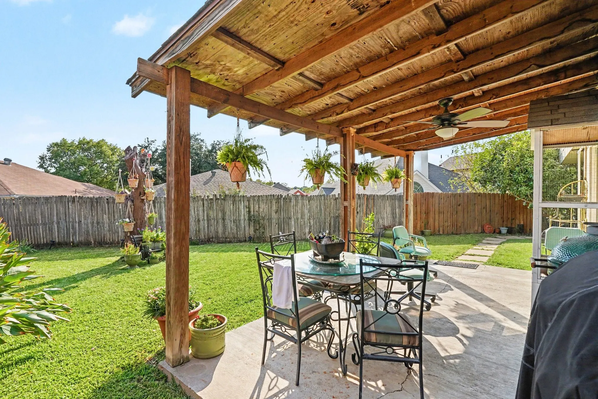 Single Family Residence For Sale in Tarrant County , 1710 Duster Circle, Arlington, Texas 76018, 3 Bedroom, 2 Bathroom, 2 Garage spaces, 1,354 Sqft, built in 1990, mls#21394000, Real Estate Agent in Arlington, Homes For Sale in Tarrant county, Homes For Sale in Arlington, Realtor in Arlington Texas, Real Estate Brokerage Independent Realty Texas, Luminita Cordes Realtor
