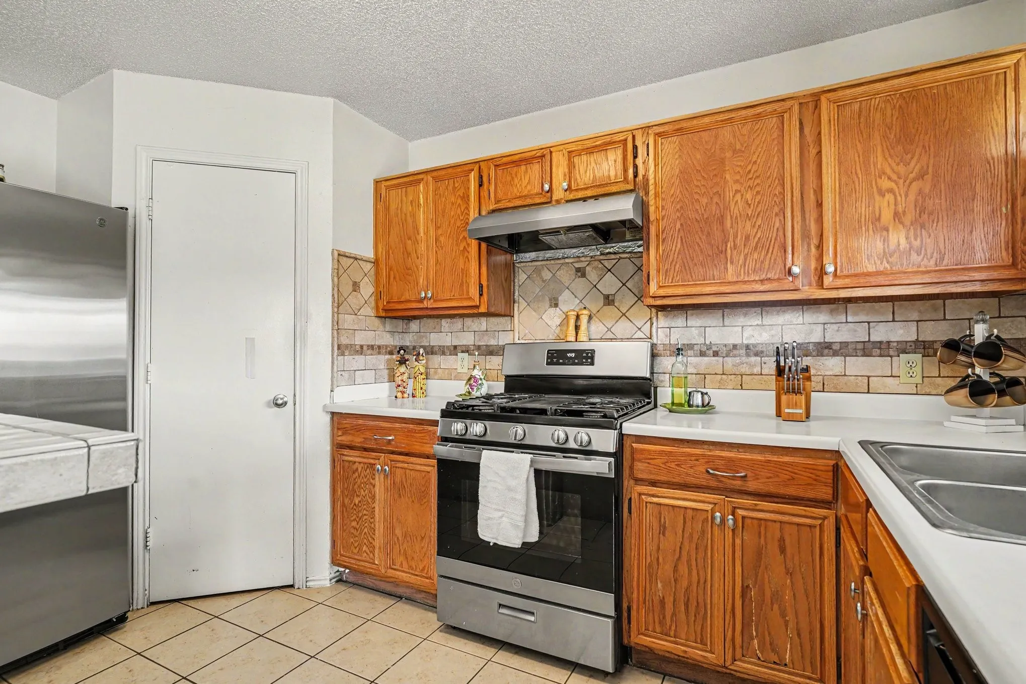 Single Family Residence For Sale in Tarrant County , 1710 Duster Circle, Arlington, Texas 76018, 3 Bedroom, 2 Bathroom, 2 Garage spaces, 1,354 Sqft, built in 1990, mls#21394000, Real Estate Agent in Arlington, Homes For Sale in Tarrant county, Homes For Sale in Arlington, Realtor in Arlington Texas, Real Estate Brokerage Independent Realty Texas, Luminita Cordes Realtor
