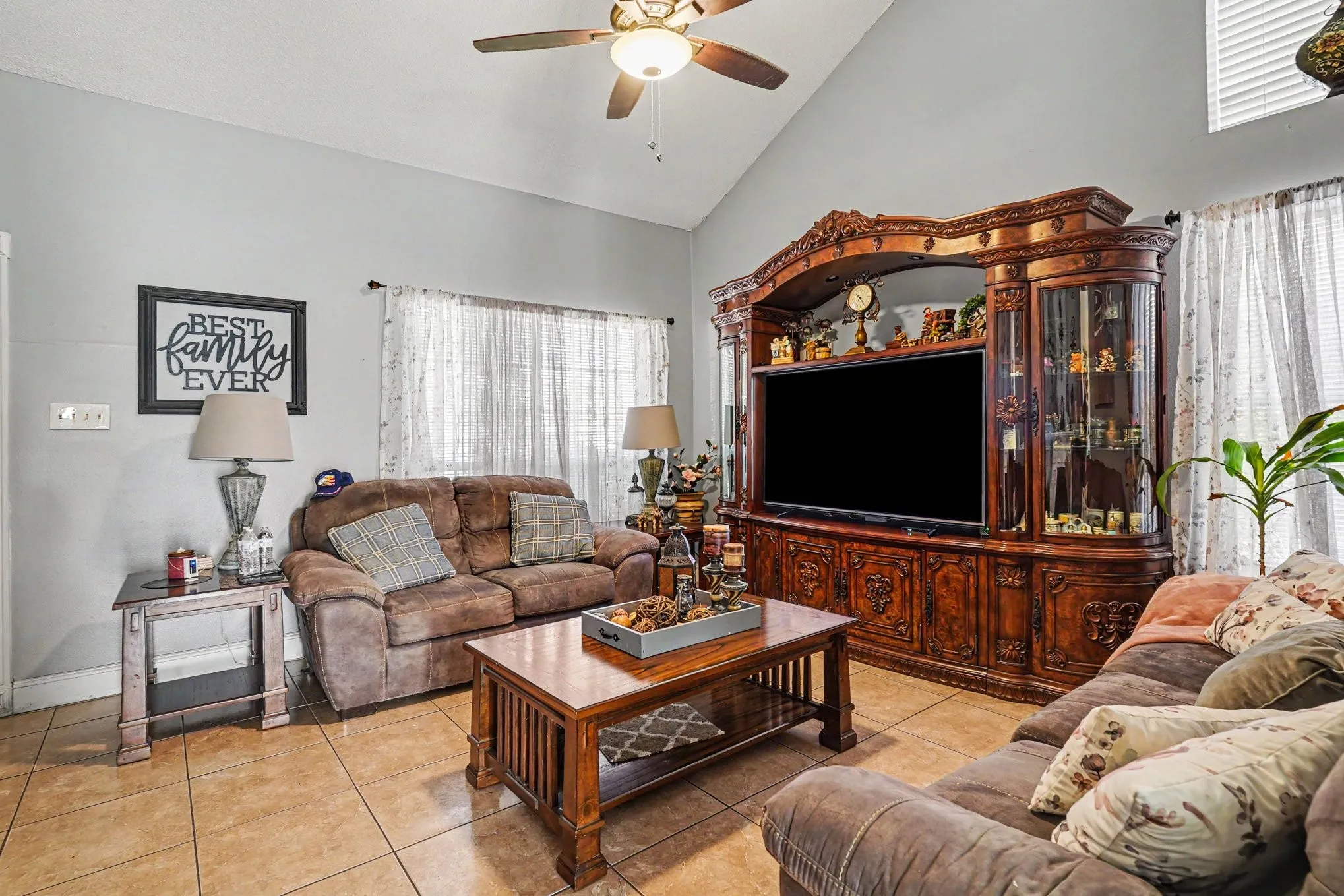 Single Family Residence For Sale in Tarrant County , 1710 Duster Circle, Arlington, Texas 76018, 3 Bedroom, 2 Bathroom, 2 Garage spaces, 1,354 Sqft, built in 1990, mls#21394000, Real Estate Agent in Arlington, Homes For Sale in Tarrant county, Homes For Sale in Arlington, Realtor in Arlington Texas, Real Estate Brokerage Independent Realty Texas, Luminita Cordes Realtor