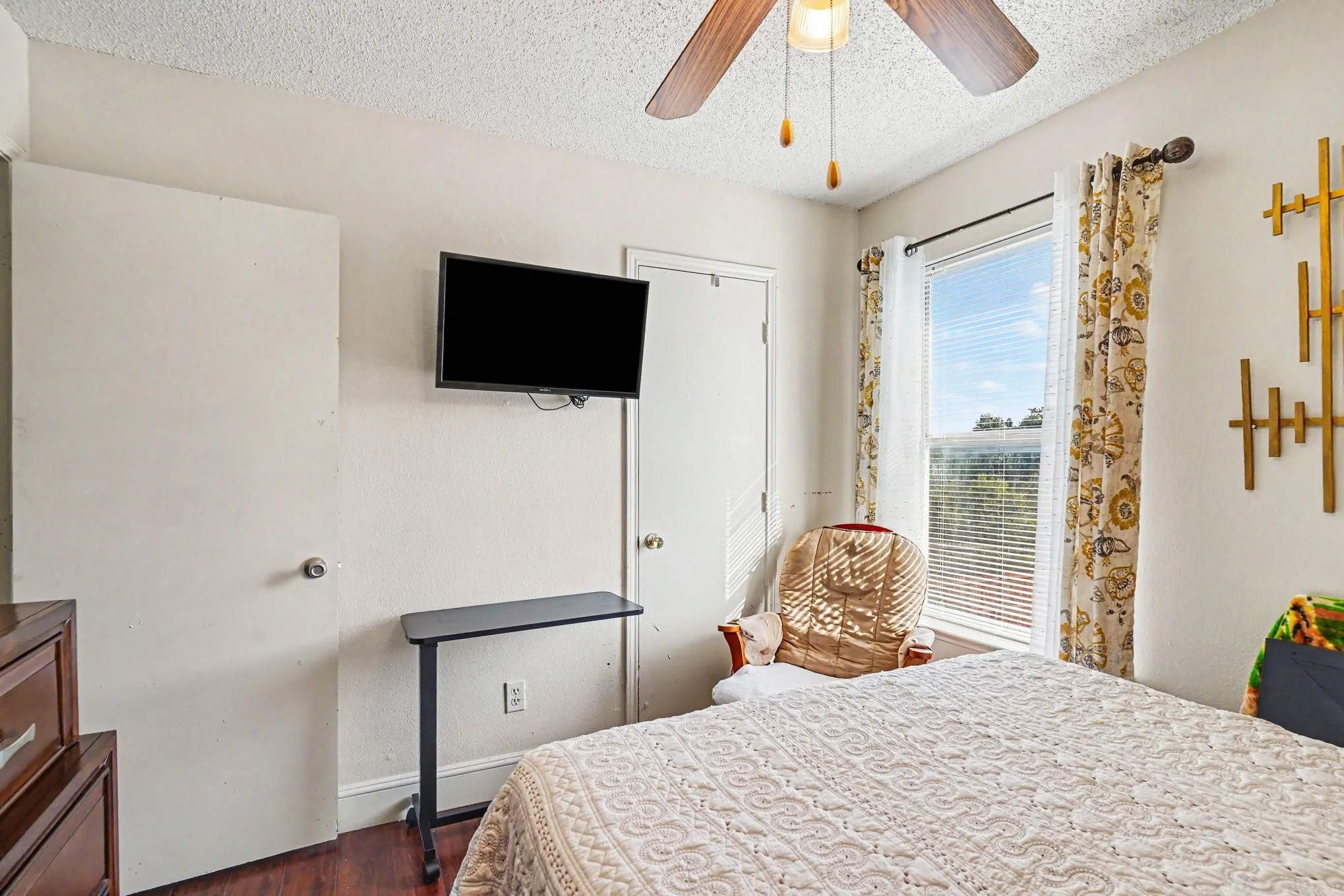 Single Family Residence For Sale in Tarrant County , 1710 Duster Circle, Arlington, Texas 76018, 3 Bedroom, 2 Bathroom, 2 Garage spaces, 1,354 Sqft, built in 1990, mls#21394000, Real Estate Agent in Arlington, Homes For Sale in Tarrant county, Homes For Sale in Arlington, Realtor in Arlington Texas, Real Estate Brokerage Independent Realty Texas, Luminita Cordes Realtor