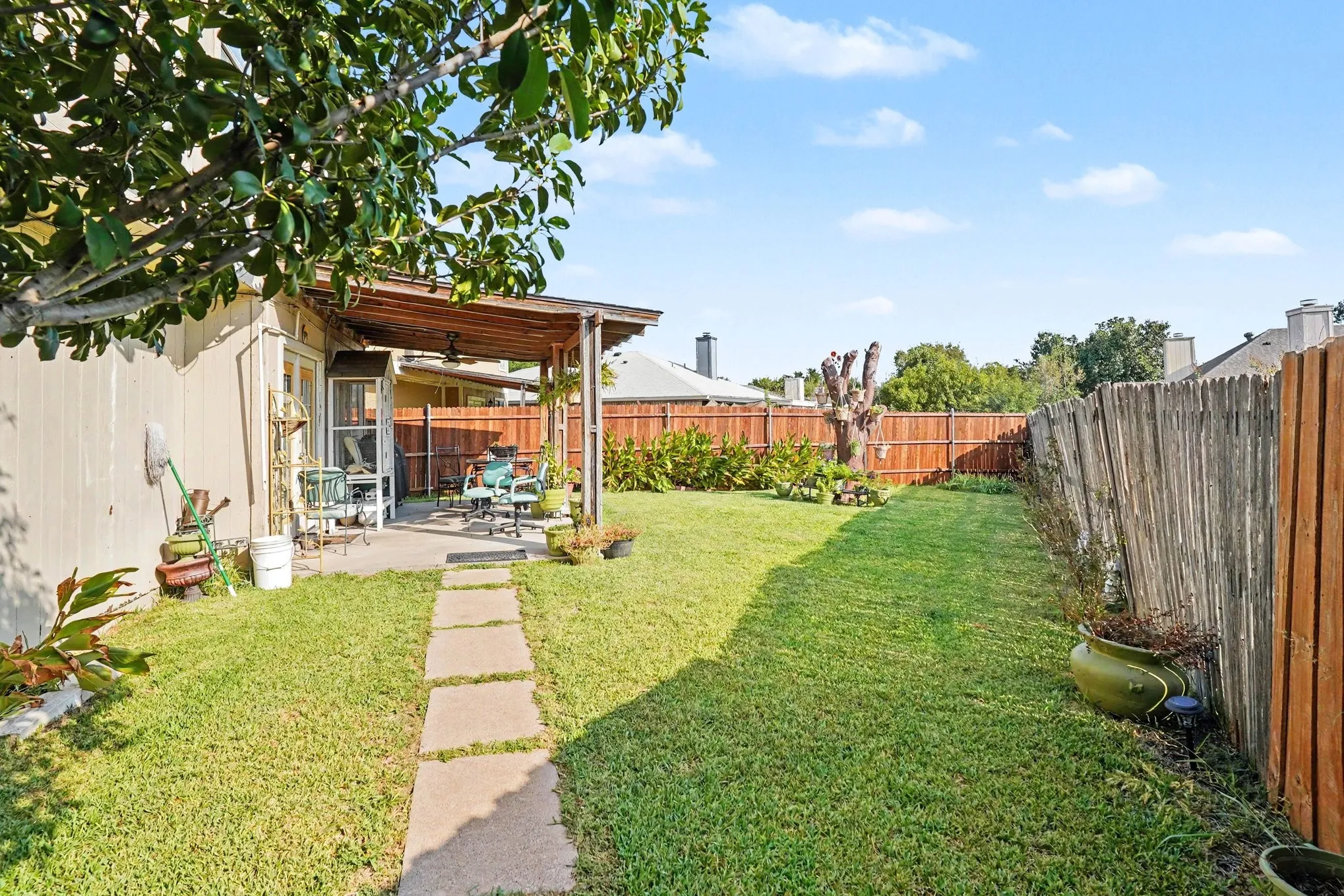 Single Family Residence For Sale in Tarrant County , 1710 Duster Circle, Arlington, Texas 76018, 3 Bedroom, 2 Bathroom, 2 Garage spaces, 1,354 Sqft, built in 1990, mls#21394000, Real Estate Agent in Arlington, Homes For Sale in Tarrant county, Homes For Sale in Arlington, Realtor in Arlington Texas, Real Estate Brokerage Independent Realty Texas, Luminita Cordes Realtor