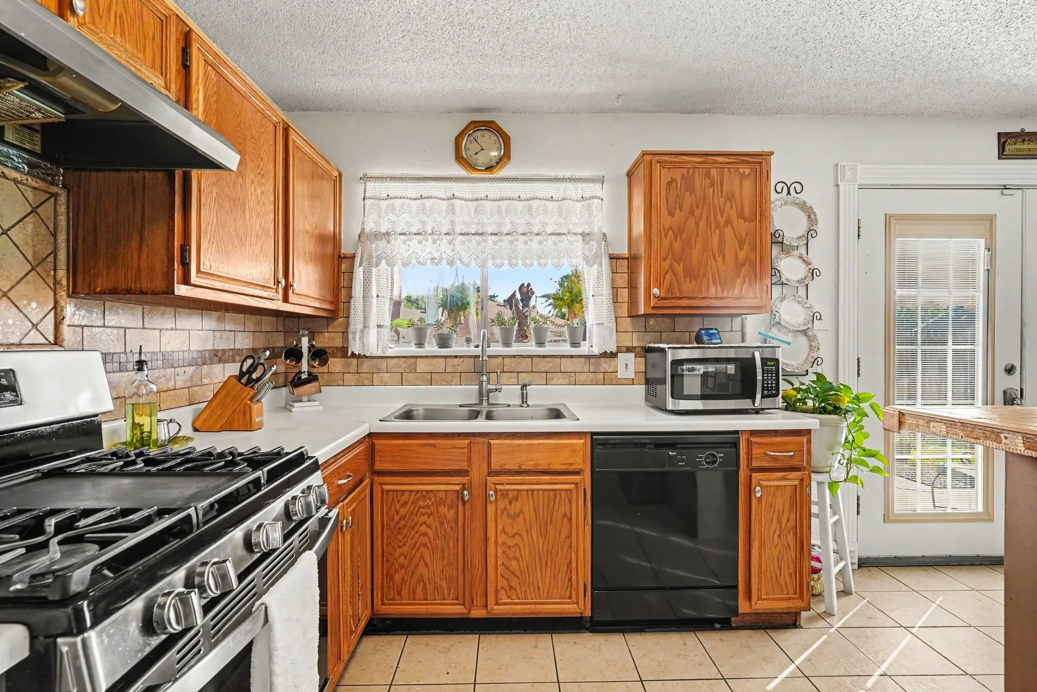 Single Family Residence For Sale in Tarrant County , 1710 Duster Circle, Arlington, Texas 76018, 3 Bedroom, 2 Bathroom, 2 Garage spaces, 1,354 Sqft, built in 1990, mls#21394000, Real Estate Agent in Arlington, Homes For Sale in Tarrant county, Homes For Sale in Arlington, Realtor in Arlington Texas, Real Estate Brokerage Independent Realty Texas, Luminita Cordes Realtor