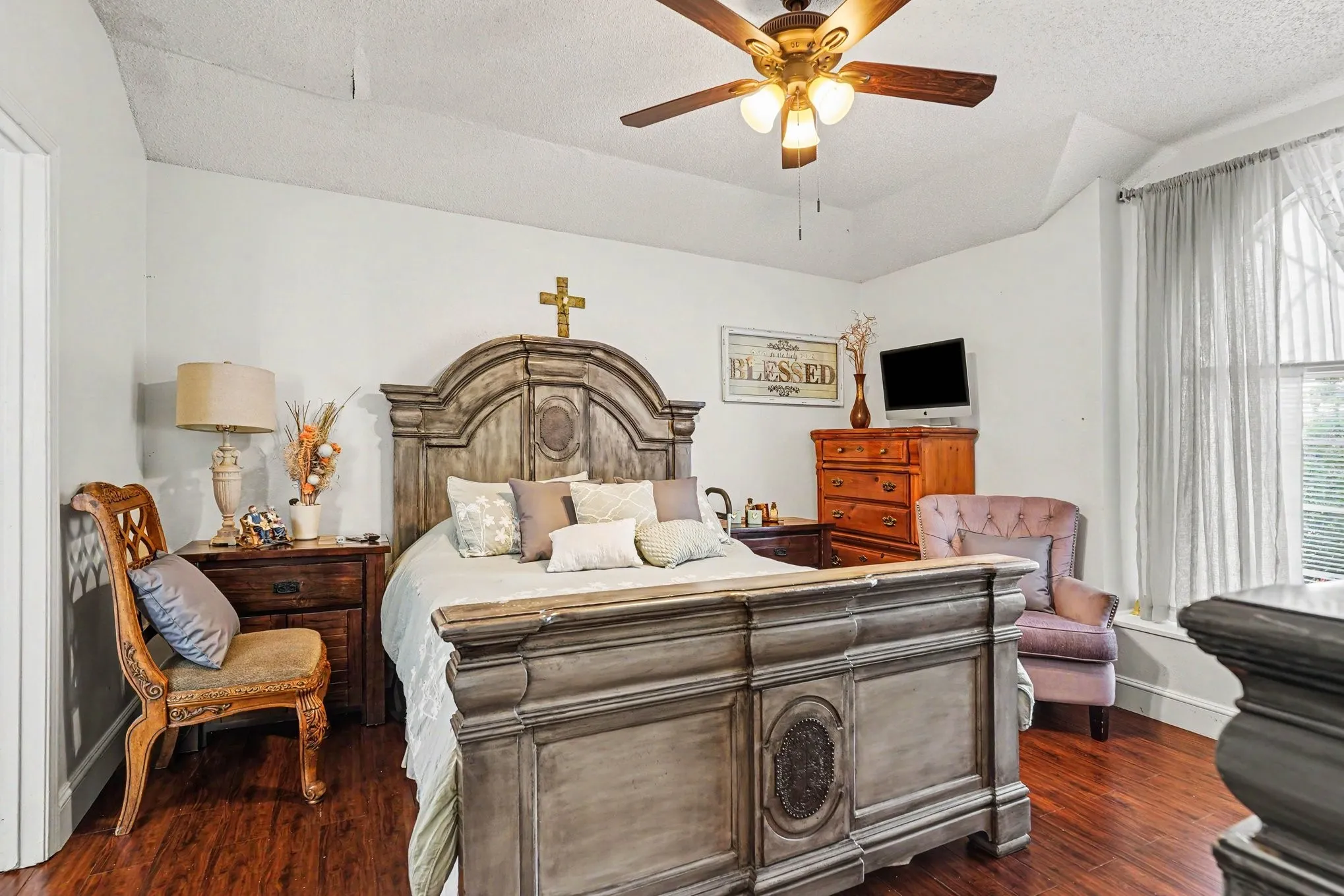 Single Family Residence For Sale in Tarrant County , 1710 Duster Circle, Arlington, Texas 76018, 3 Bedroom, 2 Bathroom, 2 Garage spaces, 1,354 Sqft, built in 1990, mls#21394000, Real Estate Agent in Arlington, Homes For Sale in Tarrant county, Homes For Sale in Arlington, Realtor in Arlington Texas, Real Estate Brokerage Independent Realty Texas, Luminita Cordes Realtor