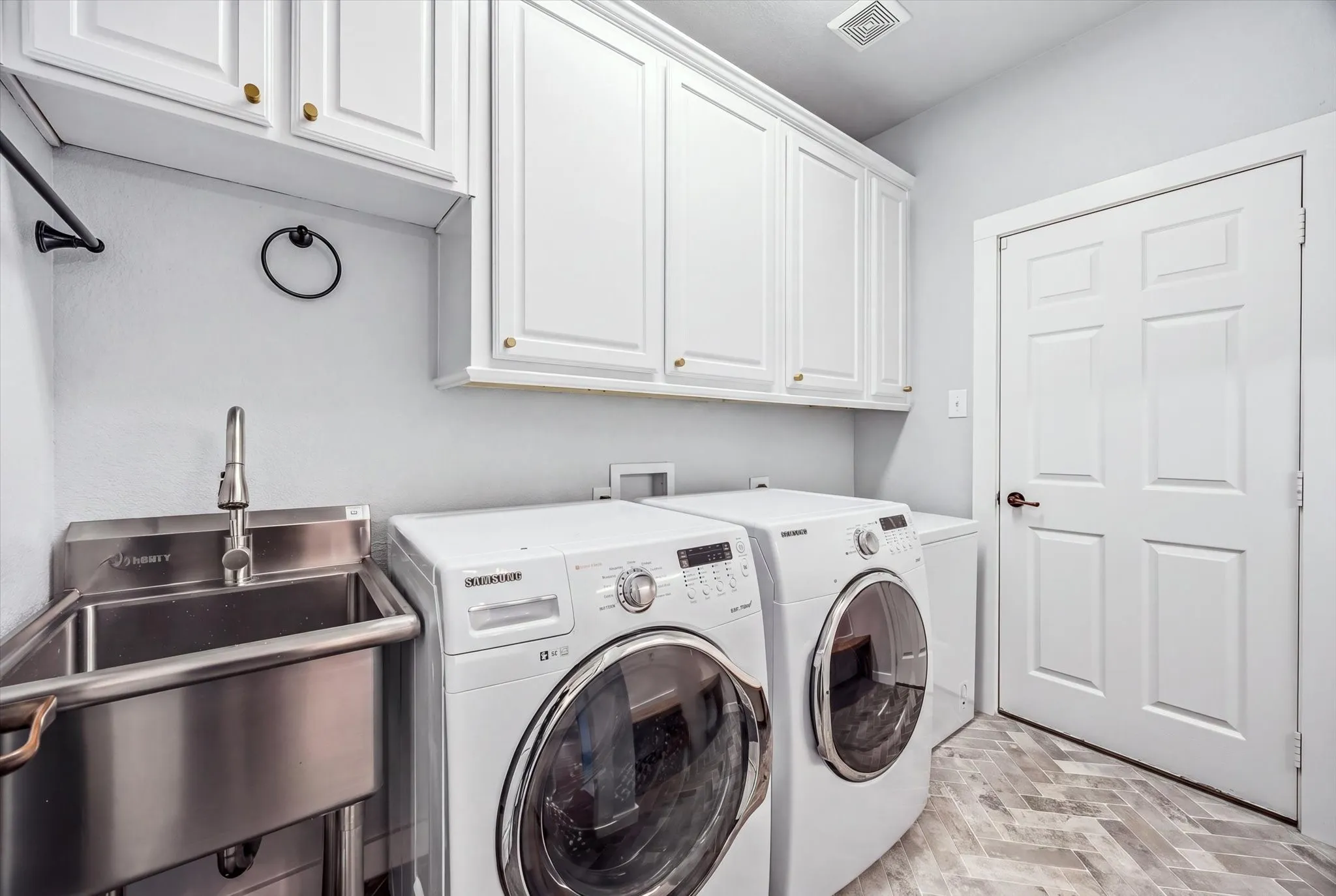 Single Family Residence For Sale in Rockwall County , 287 Pheasant Hill Drive, Mclendon Chisholm, Texas 75032, 4 Bedroom, 4 Bathroom, 2 Garage spaces, 3,091 Sqft, built in 2011, mls#21393914, Real Estate Agent in Mclendon Chisholm, Homes For Sale in Rockwall county, Homes For Sale in Mclendon Chisholm, Realtor in Mclendon Chisholm Texas, Real Estate Brokerage Independent Realty Texas, Luminita Cordes Realtor