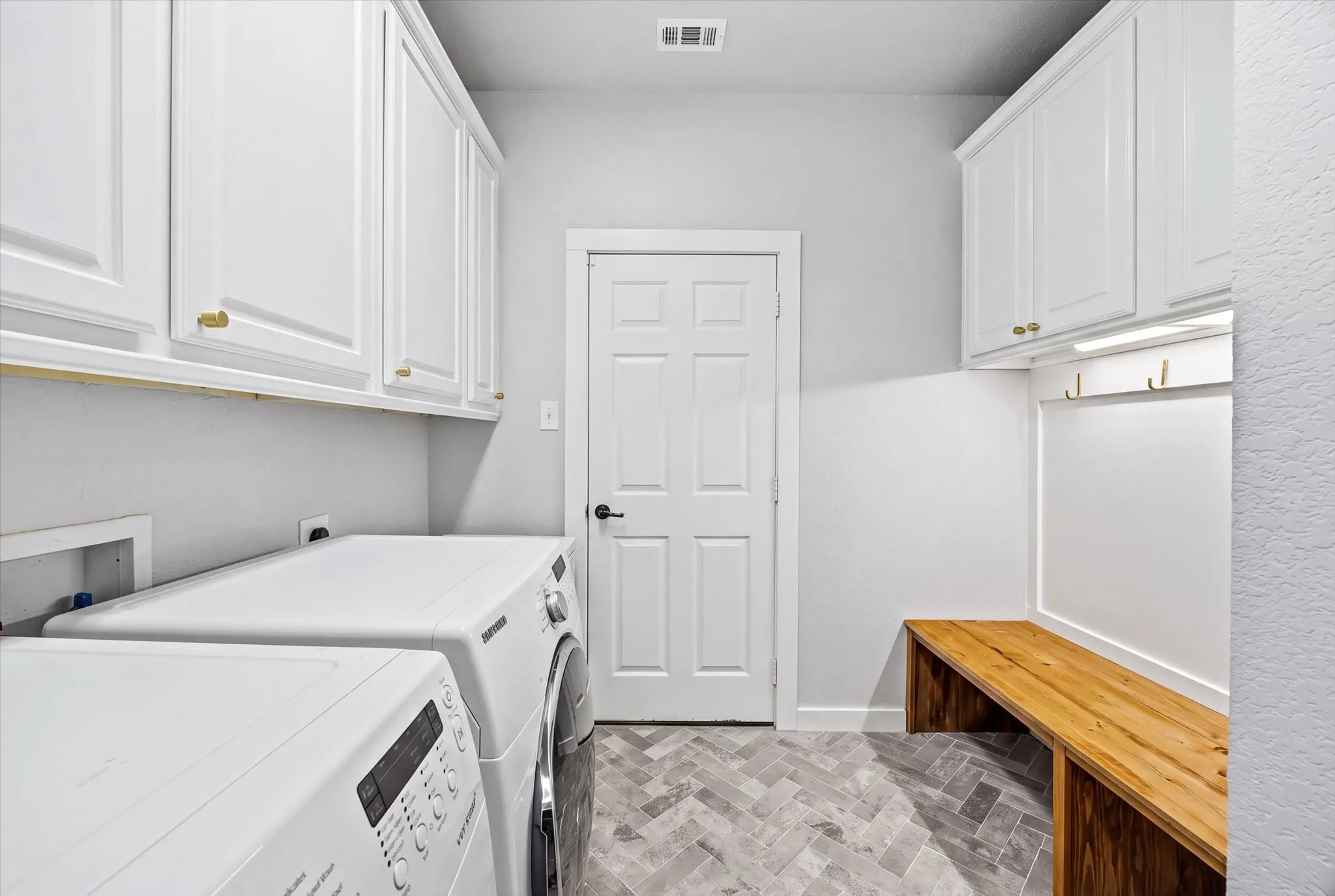 Single Family Residence For Sale in Rockwall County , 287 Pheasant Hill Drive, Mclendon Chisholm, Texas 75032, 4 Bedroom, 4 Bathroom, 2 Garage spaces, 3,091 Sqft, built in 2011, mls#21393914, Real Estate Agent in Mclendon Chisholm, Homes For Sale in Rockwall county, Homes For Sale in Mclendon Chisholm, Realtor in Mclendon Chisholm Texas, Real Estate Brokerage Independent Realty Texas, Luminita Cordes Realtor