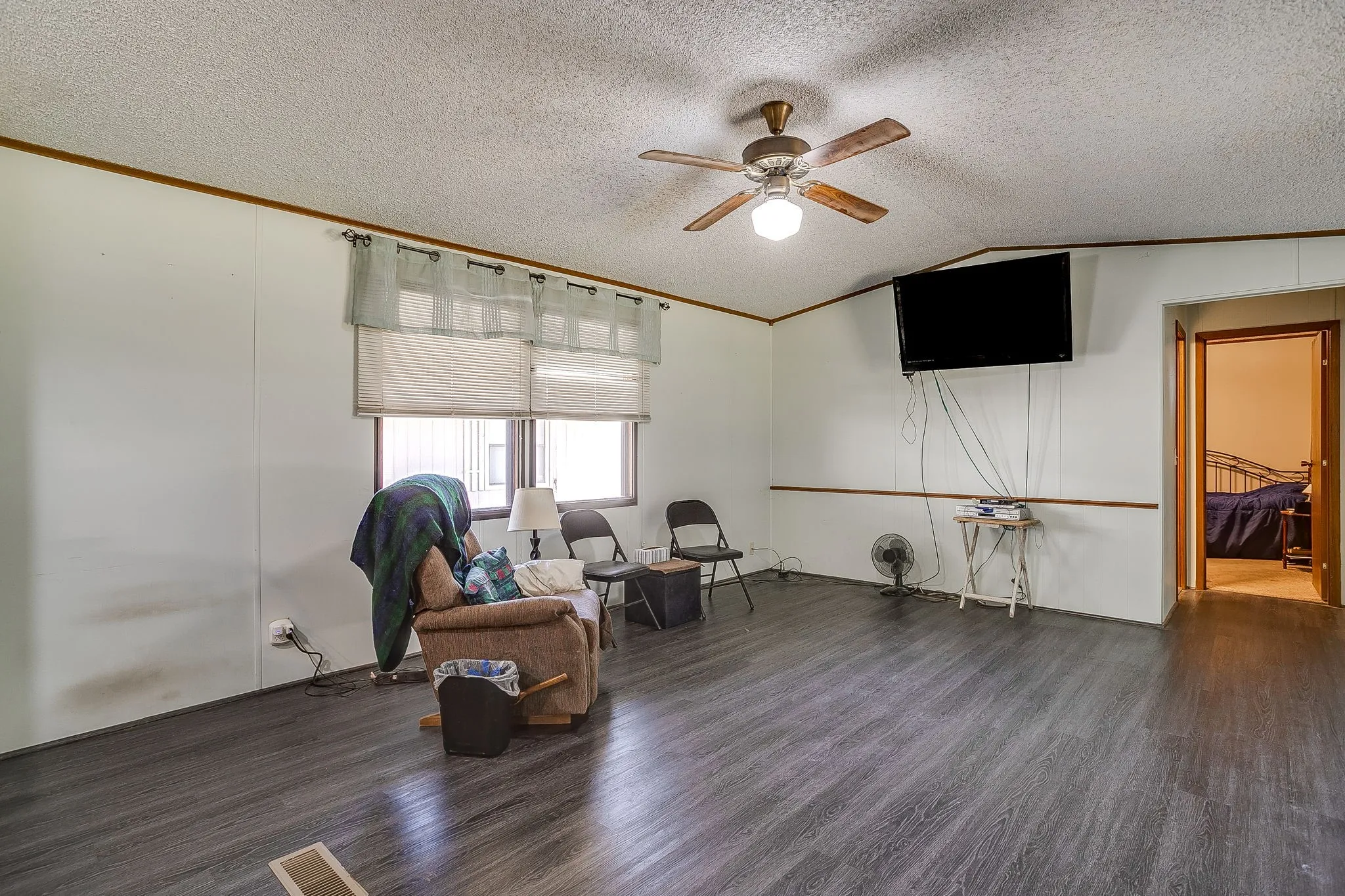 Mobile Home For Sale in Hood County , 201 Brazos Harbor Drive, Granbury, Texas 76048, 2 Bedroom, 2 Bathroom, Garage spaces, 980 Sqft, built in 1984, mls#21375925, Real Estate Agent in Granbury, Homes For Sale in Hood county, Homes For Sale in Granbury, Realtor in Granbury Texas, Real Estate Brokerage Independent Realty Texas, Luminita Cordes Realtor