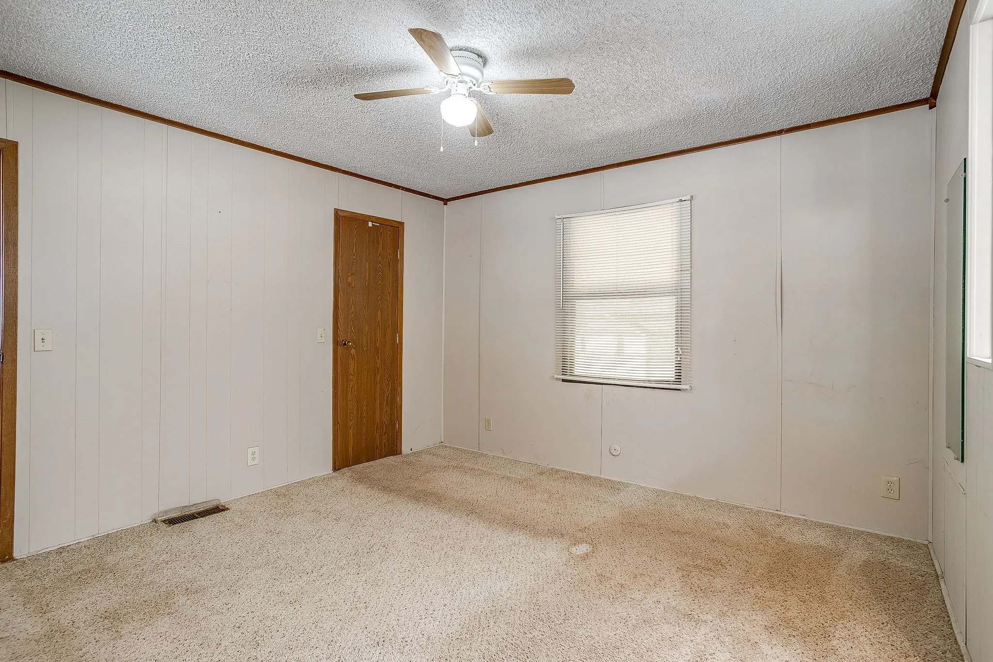 Mobile Home For Sale in Hood County , 201 Brazos Harbor Drive, Granbury, Texas 76048, 2 Bedroom, 2 Bathroom, Garage spaces, 980 Sqft, built in 1984, mls#21375925, Real Estate Agent in Granbury, Homes For Sale in Hood county, Homes For Sale in Granbury, Realtor in Granbury Texas, Real Estate Brokerage Independent Realty Texas, Luminita Cordes Realtor