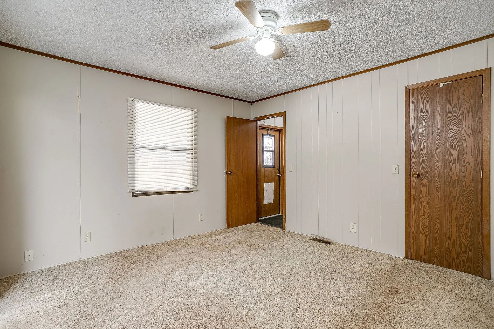 Mobile Home For Sale in Hood County , 201 Brazos Harbor Drive, Granbury, Texas 76048, 2 Bedroom, 2 Bathroom, Garage spaces, 980 Sqft, built in 1984, mls#21375925, Real Estate Agent in Granbury, Homes For Sale in Hood county, Homes For Sale in Granbury, Realtor in Granbury Texas, Real Estate Brokerage Independent Realty Texas, Luminita Cordes Realtor