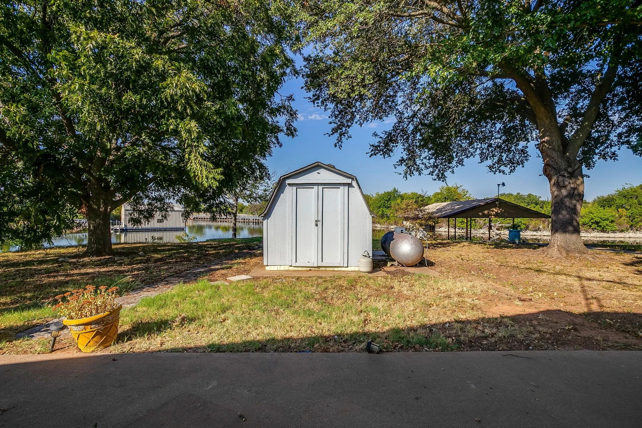 Mobile Home For Sale in Hood County , 201 Brazos Harbor Drive, Granbury, Texas 76048, 2 Bedroom, 2 Bathroom, Garage spaces, 980 Sqft, built in 1984, mls#21375925, Real Estate Agent in Granbury, Homes For Sale in Hood county, Homes For Sale in Granbury, Realtor in Granbury Texas, Real Estate Brokerage Independent Realty Texas, Luminita Cordes Realtor