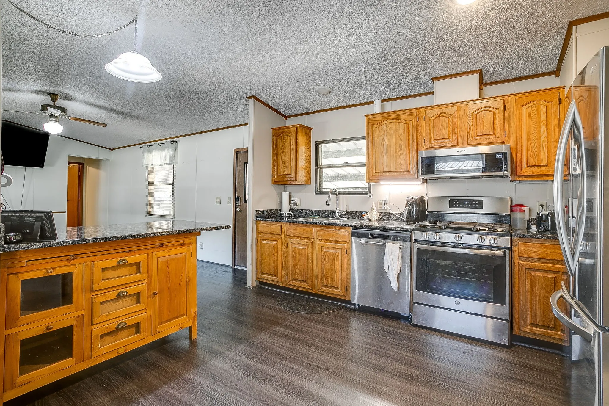 Mobile Home For Sale in Hood County , 201 Brazos Harbor Drive, Granbury, Texas 76048, 2 Bedroom, 2 Bathroom, Garage spaces, 980 Sqft, built in 1984, mls#21375925, Real Estate Agent in Granbury, Homes For Sale in Hood county, Homes For Sale in Granbury, Realtor in Granbury Texas, Real Estate Brokerage Independent Realty Texas, Luminita Cordes Realtor