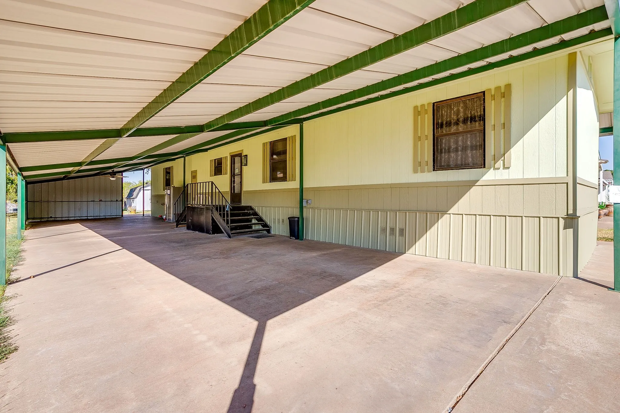 Mobile Home For Sale in Hood County , 201 Brazos Harbor Drive, Granbury, Texas 76048, 2 Bedroom, 2 Bathroom, Garage spaces, 980 Sqft, built in 1984, mls#21375925, Real Estate Agent in Granbury, Homes For Sale in Hood county, Homes For Sale in Granbury, Realtor in Granbury Texas, Real Estate Brokerage Independent Realty Texas, Luminita Cordes Realtor