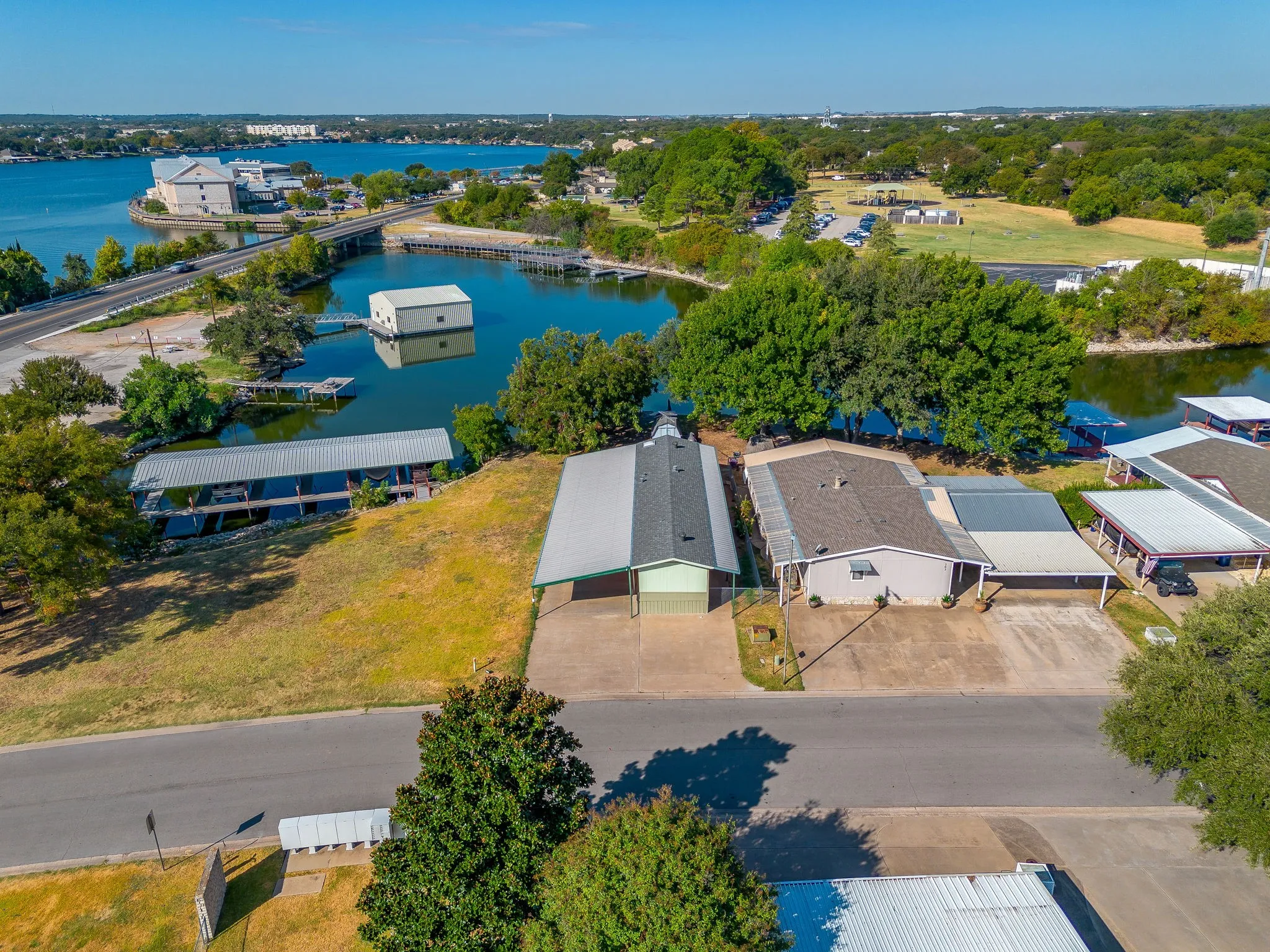 Mobile Home For Sale in Hood County , 201 Brazos Harbor Drive, Granbury, Texas 76048, 2 Bedroom, 2 Bathroom, Garage spaces, 980 Sqft, built in 1984, mls#21375925, Real Estate Agent in Granbury, Homes For Sale in Hood county, Homes For Sale in Granbury, Realtor in Granbury Texas, Real Estate Brokerage Independent Realty Texas, Luminita Cordes Realtor
