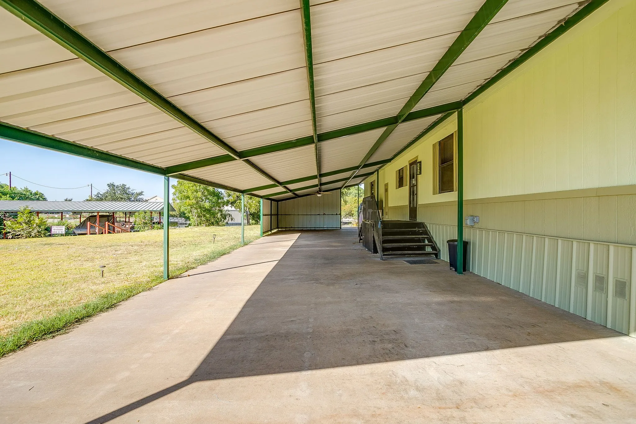 Mobile Home For Sale in Hood County , 201 Brazos Harbor Drive, Granbury, Texas 76048, 2 Bedroom, 2 Bathroom, Garage spaces, 980 Sqft, built in 1984, mls#21375925, Real Estate Agent in Granbury, Homes For Sale in Hood county, Homes For Sale in Granbury, Realtor in Granbury Texas, Real Estate Brokerage Independent Realty Texas, Luminita Cordes Realtor