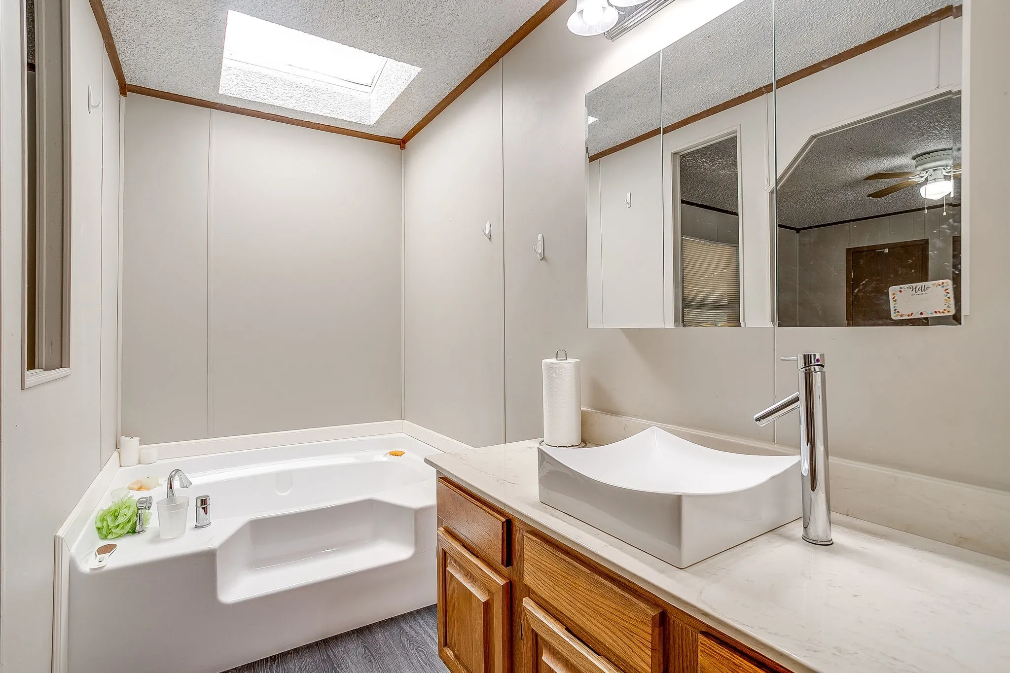 Mobile Home For Sale in Hood County , 201 Brazos Harbor Drive, Granbury, Texas 76048, 2 Bedroom, 2 Bathroom, Garage spaces, 980 Sqft, built in 1984, mls#21375925, Real Estate Agent in Granbury, Homes For Sale in Hood county, Homes For Sale in Granbury, Realtor in Granbury Texas, Real Estate Brokerage Independent Realty Texas, Luminita Cordes Realtor