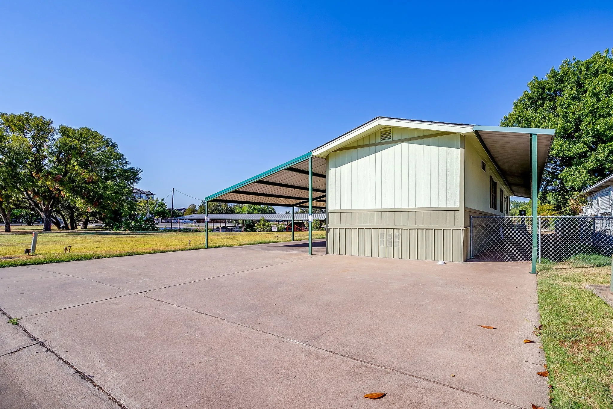 Mobile Home For Sale in Hood County , 201 Brazos Harbor Drive, Granbury, Texas 76048, 2 Bedroom, 2 Bathroom, Garage spaces, 980 Sqft, built in 1984, mls#21375925, Real Estate Agent in Granbury, Homes For Sale in Hood county, Homes For Sale in Granbury, Realtor in Granbury Texas, Real Estate Brokerage Independent Realty Texas, Luminita Cordes Realtor