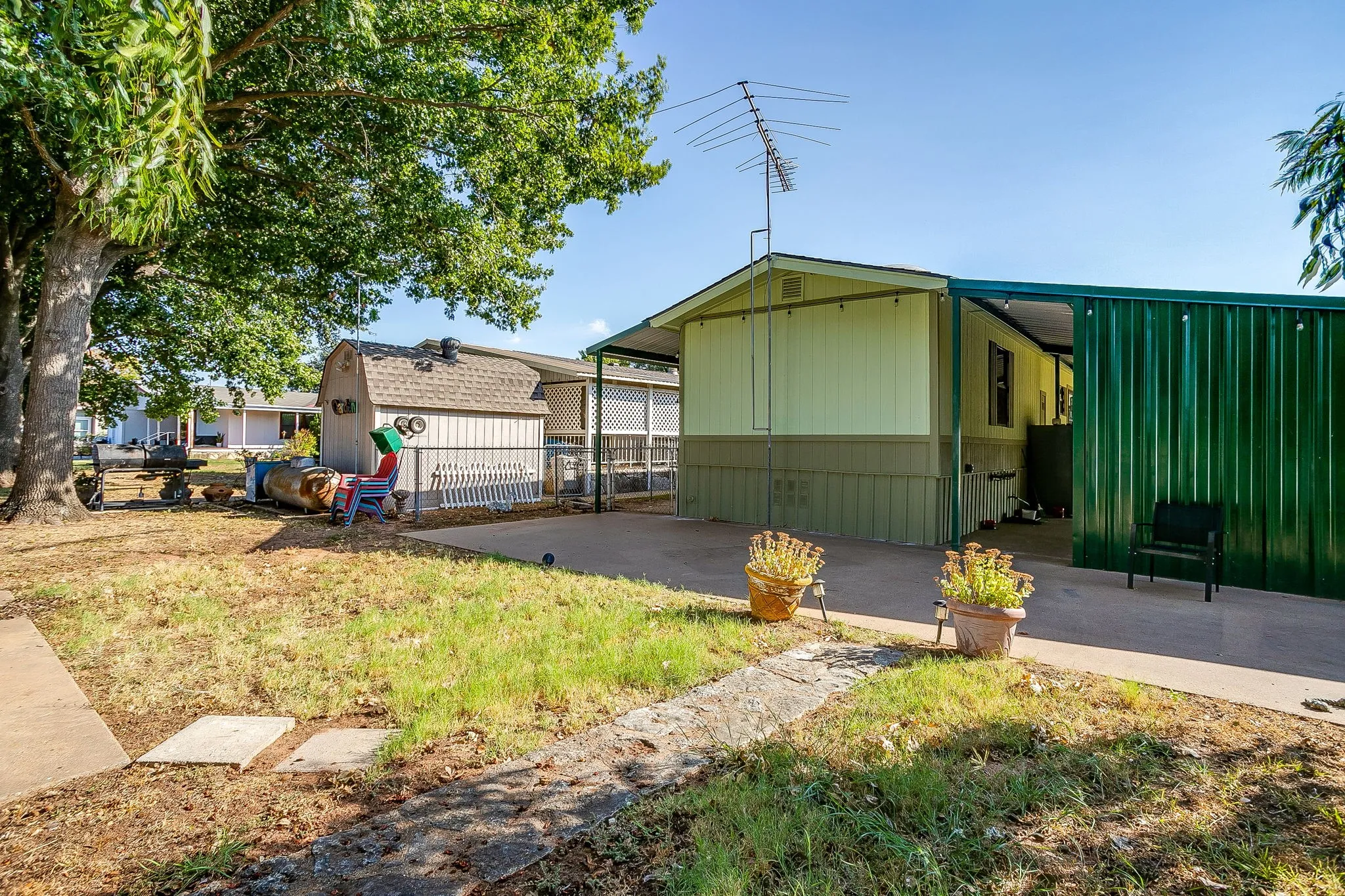 Mobile Home For Sale in Hood County , 201 Brazos Harbor Drive, Granbury, Texas 76048, 2 Bedroom, 2 Bathroom, Garage spaces, 980 Sqft, built in 1984, mls#21375925, Real Estate Agent in Granbury, Homes For Sale in Hood county, Homes For Sale in Granbury, Realtor in Granbury Texas, Real Estate Brokerage Independent Realty Texas, Luminita Cordes Realtor