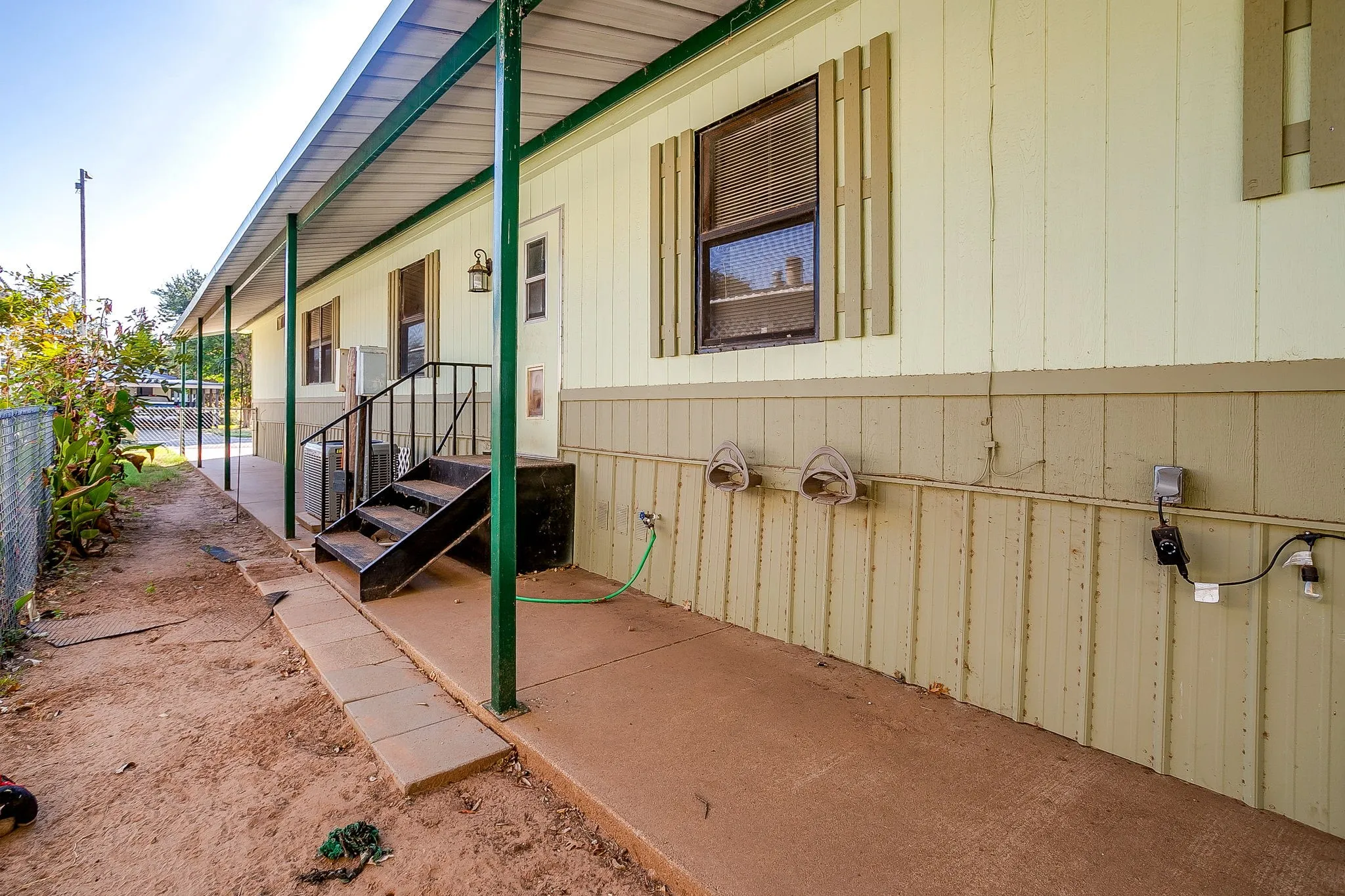 Mobile Home For Sale in Hood County , 201 Brazos Harbor Drive, Granbury, Texas 76048, 2 Bedroom, 2 Bathroom, Garage spaces, 980 Sqft, built in 1984, mls#21375925, Real Estate Agent in Granbury, Homes For Sale in Hood county, Homes For Sale in Granbury, Realtor in Granbury Texas, Real Estate Brokerage Independent Realty Texas, Luminita Cordes Realtor