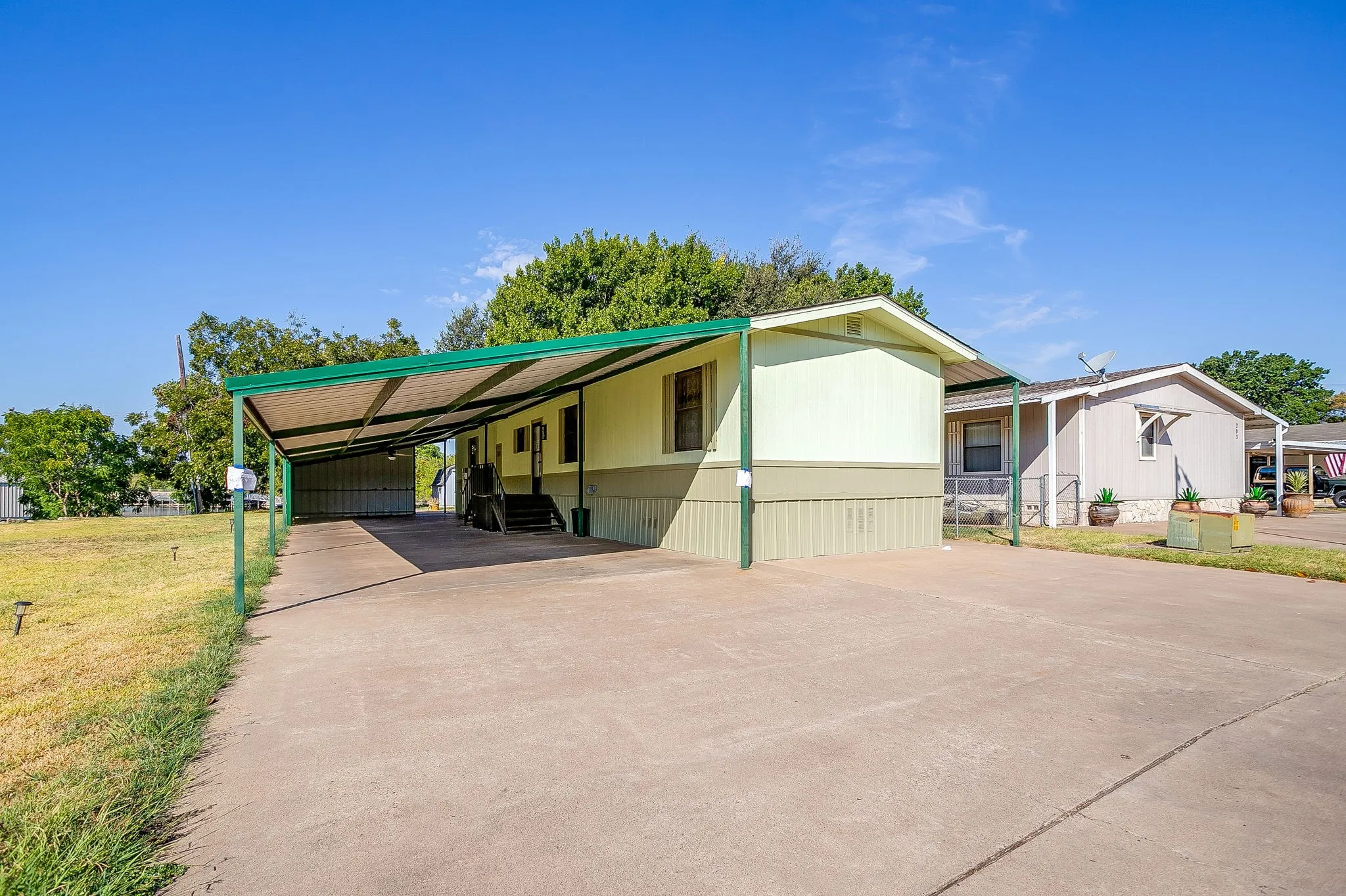 Mobile Home For Sale in Hood County , 201 Brazos Harbor Drive, Granbury, Texas 76048, 2 Bedroom, 2 Bathroom, Garage spaces, 980 Sqft, built in 1984, mls#21375925, Real Estate Agent in Granbury, Homes For Sale in Hood county, Homes For Sale in Granbury, Realtor in Granbury Texas, Real Estate Brokerage Independent Realty Texas, Luminita Cordes Realtor