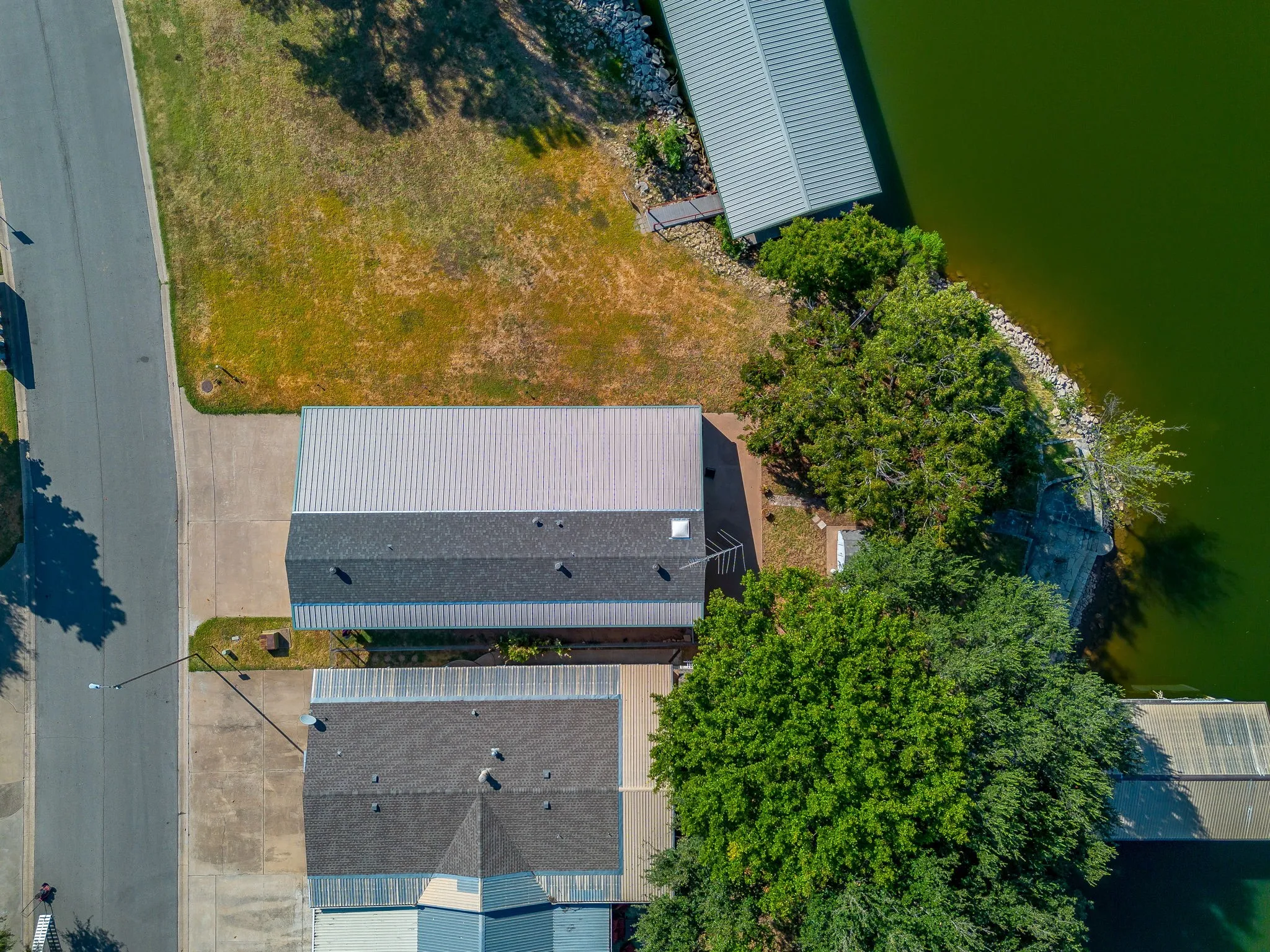 Mobile Home For Sale in Hood County , 201 Brazos Harbor Drive, Granbury, Texas 76048, 2 Bedroom, 2 Bathroom, Garage spaces, 980 Sqft, built in 1984, mls#21375925, Real Estate Agent in Granbury, Homes For Sale in Hood county, Homes For Sale in Granbury, Realtor in Granbury Texas, Real Estate Brokerage Independent Realty Texas, Luminita Cordes Realtor