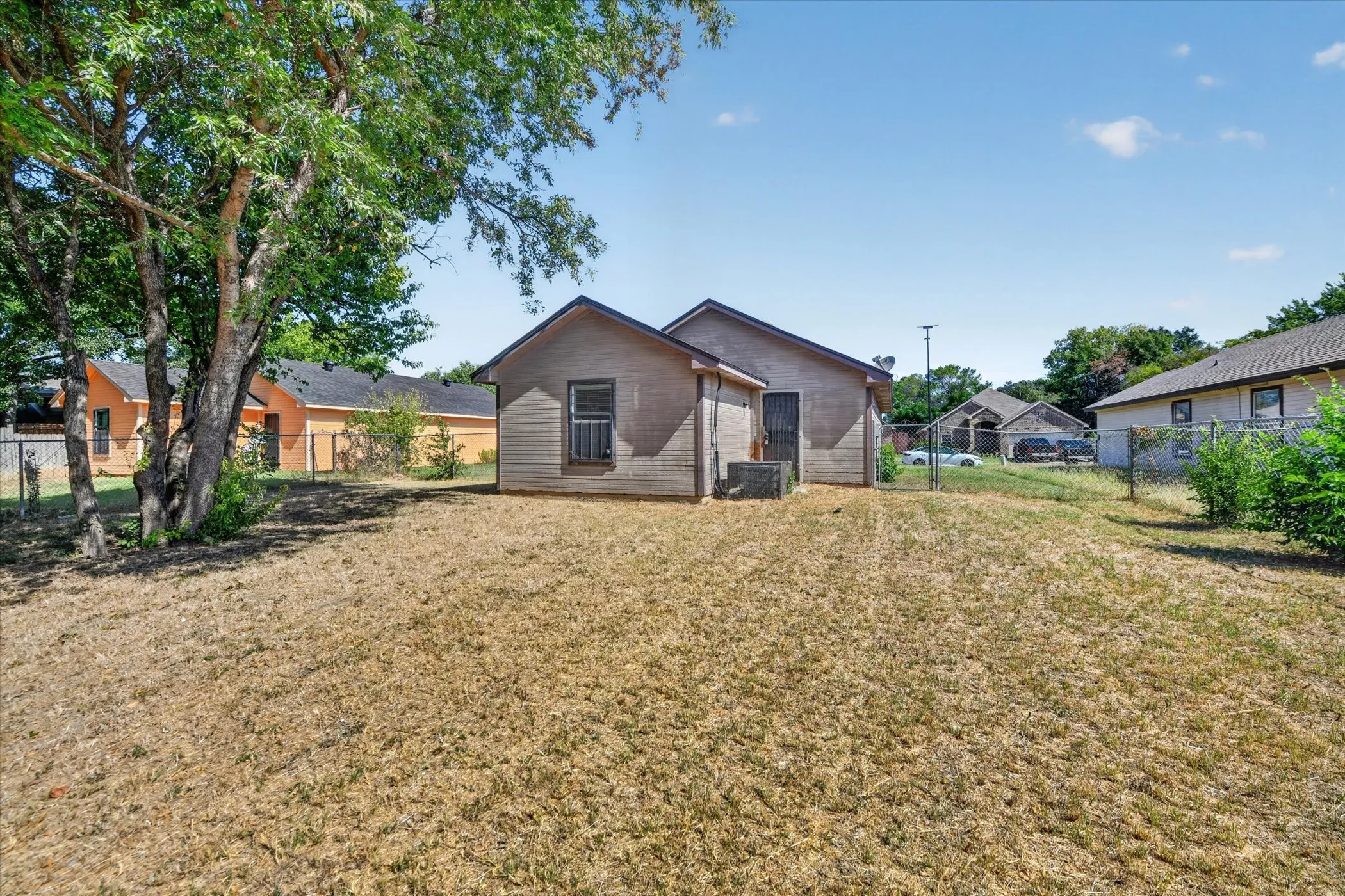 Single Family Residence For Rent in Tarrant County , 5304 Carol Avenue, Fort Worth, Texas 76105, 4 Bedroom, 2 Bathroom, Garage spaces, 1,230 Sqft, built in 2006, mls#21394070, Real Estate Agent in Fort Worth, Homes For Rent in Tarrant county, Homes For Rent in Fort Worth, Realtor in Fort Worth Texas, Real Estate Brokerage Independent Realty Texas, Luminita Cordes Realtor