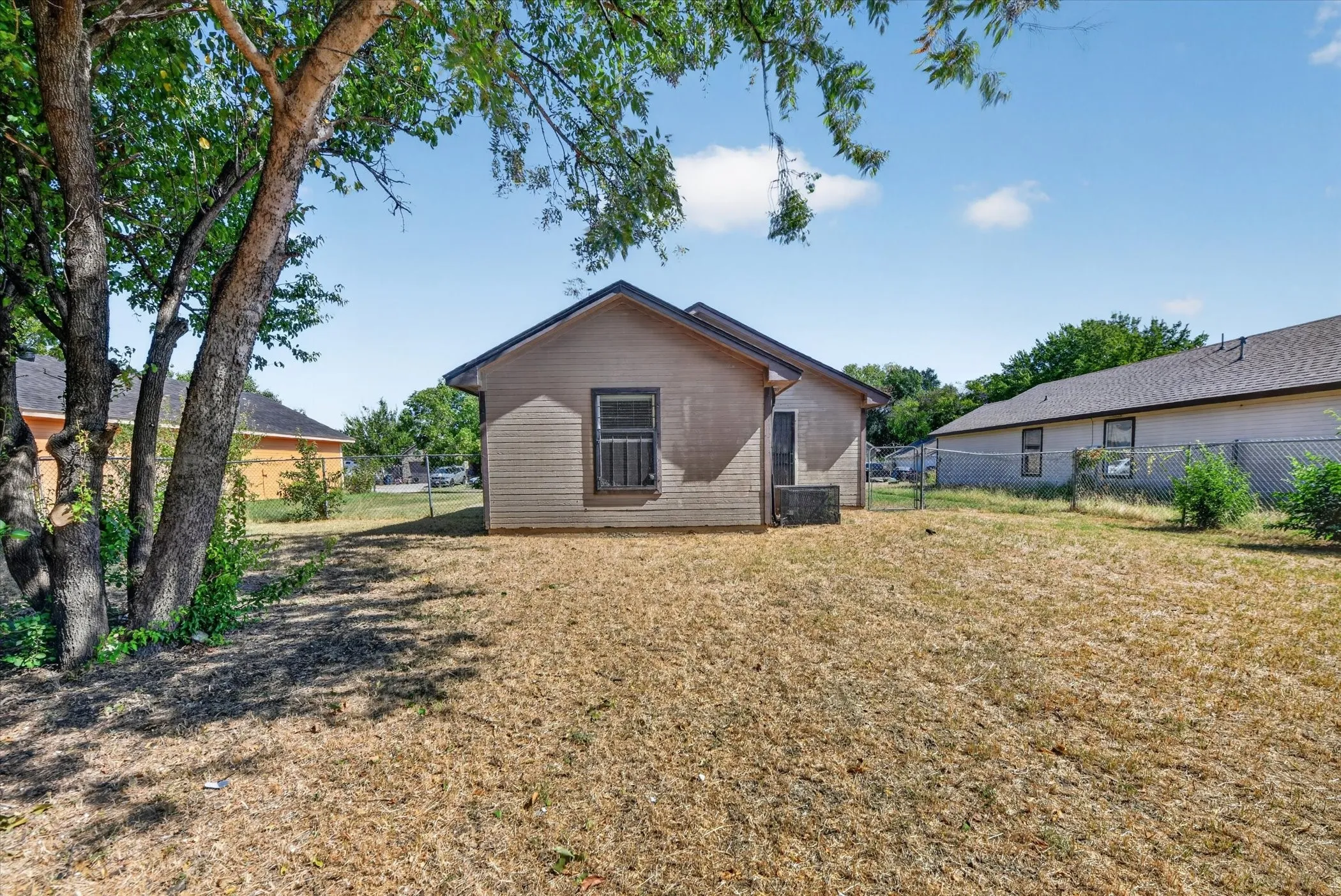 Single Family Residence For Rent in Tarrant County , 5304 Carol Avenue, Fort Worth, Texas 76105, 4 Bedroom, 2 Bathroom, Garage spaces, 1,230 Sqft, built in 2006, mls#21394070, Real Estate Agent in Fort Worth, Homes For Rent in Tarrant county, Homes For Rent in Fort Worth, Realtor in Fort Worth Texas, Real Estate Brokerage Independent Realty Texas, Luminita Cordes Realtor