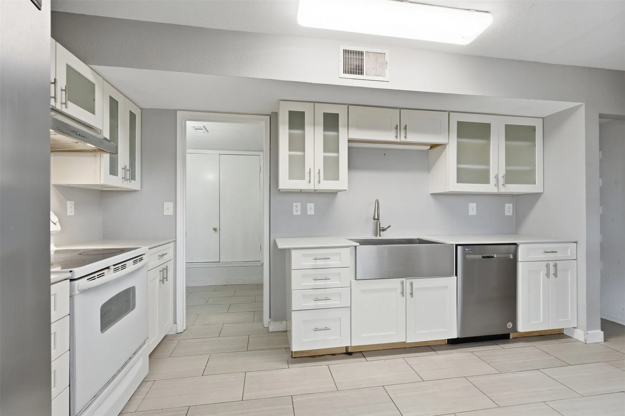 Single Family Residence For Sale in Tarrant County , 3211 Forest Creek Drive, Fort Worth, Texas 76123, 3 Bedroom, 3 Bathroom, 2 Garage spaces, 1,477 Sqft, built in 1987, mls#21393960, Real Estate Agent in Fort Worth, Homes For Sale in Tarrant county, Homes For Sale in Fort Worth, Realtor in Fort Worth Texas, Real Estate Brokerage Independent Realty Texas, Luminita Cordes Realtor