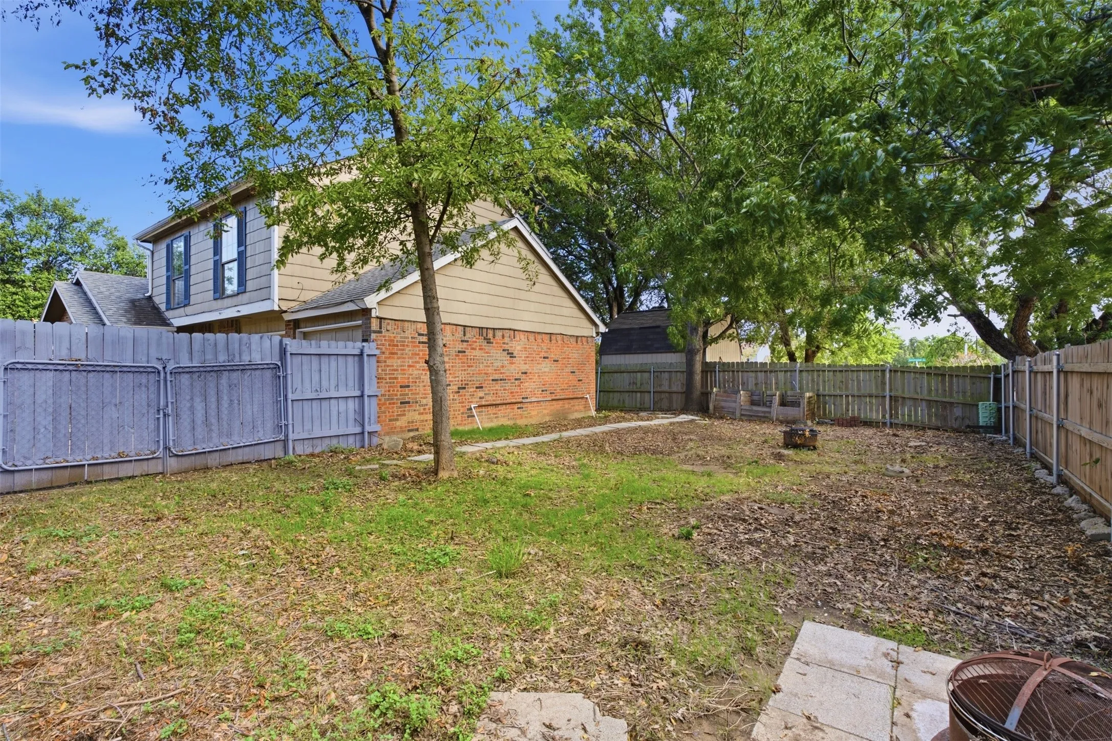Single Family Residence For Sale in Tarrant County , 3211 Forest Creek Drive, Fort Worth, Texas 76123, 3 Bedroom, 3 Bathroom, 2 Garage spaces, 1,477 Sqft, built in 1987, mls#21393960, Real Estate Agent in Fort Worth, Homes For Sale in Tarrant county, Homes For Sale in Fort Worth, Realtor in Fort Worth Texas, Real Estate Brokerage Independent Realty Texas, Luminita Cordes Realtor