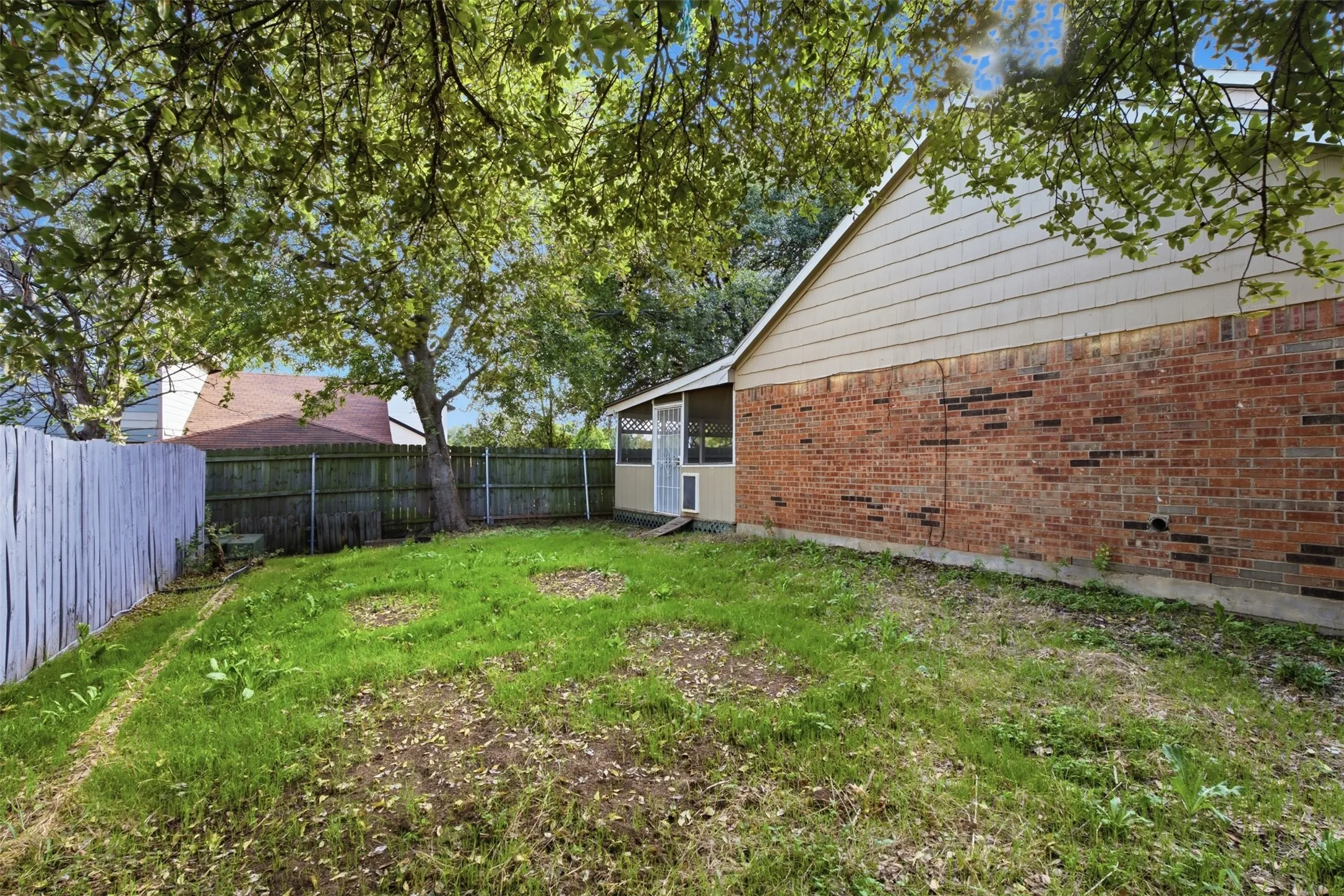 Single Family Residence For Sale in Tarrant County , 3211 Forest Creek Drive, Fort Worth, Texas 76123, 3 Bedroom, 3 Bathroom, 2 Garage spaces, 1,477 Sqft, built in 1987, mls#21393960, Real Estate Agent in Fort Worth, Homes For Sale in Tarrant county, Homes For Sale in Fort Worth, Realtor in Fort Worth Texas, Real Estate Brokerage Independent Realty Texas, Luminita Cordes Realtor