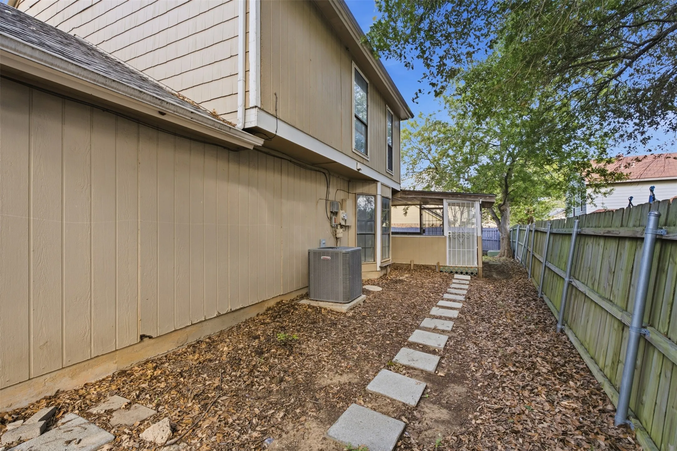 Single Family Residence For Sale in Tarrant County , 3211 Forest Creek Drive, Fort Worth, Texas 76123, 3 Bedroom, 3 Bathroom, 2 Garage spaces, 1,477 Sqft, built in 1987, mls#21393960, Real Estate Agent in Fort Worth, Homes For Sale in Tarrant county, Homes For Sale in Fort Worth, Realtor in Fort Worth Texas, Real Estate Brokerage Independent Realty Texas, Luminita Cordes Realtor