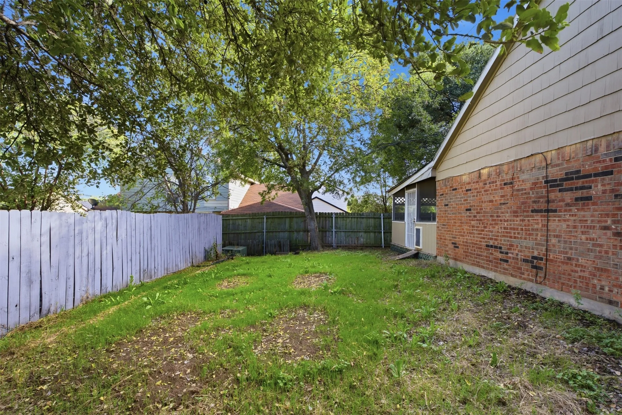 Single Family Residence For Sale in Tarrant County , 3211 Forest Creek Drive, Fort Worth, Texas 76123, 3 Bedroom, 3 Bathroom, 2 Garage spaces, 1,477 Sqft, built in 1987, mls#21393960, Real Estate Agent in Fort Worth, Homes For Sale in Tarrant county, Homes For Sale in Fort Worth, Realtor in Fort Worth Texas, Real Estate Brokerage Independent Realty Texas, Luminita Cordes Realtor