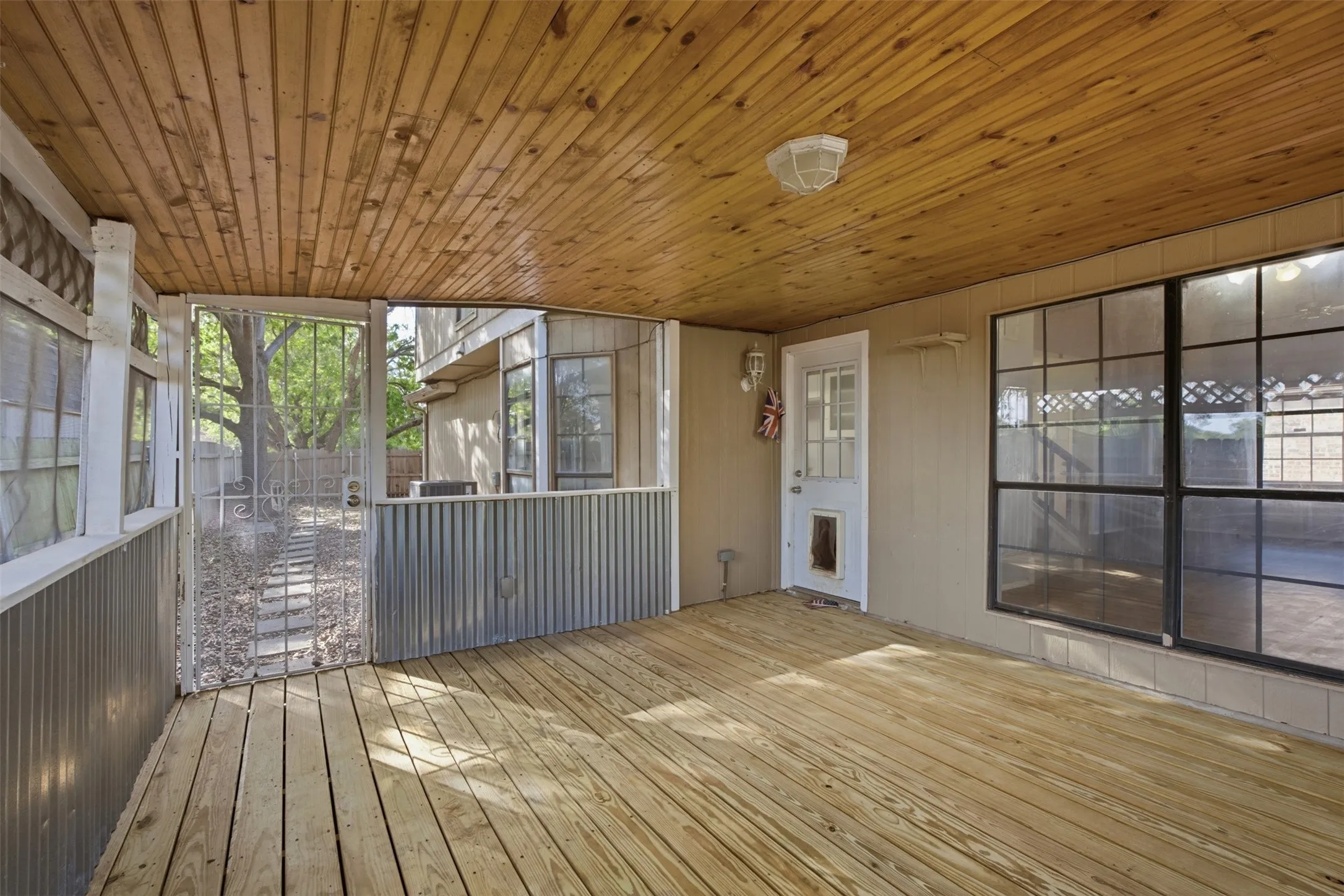Single Family Residence For Sale in Tarrant County , 3211 Forest Creek Drive, Fort Worth, Texas 76123, 3 Bedroom, 3 Bathroom, 2 Garage spaces, 1,477 Sqft, built in 1987, mls#21393960, Real Estate Agent in Fort Worth, Homes For Sale in Tarrant county, Homes For Sale in Fort Worth, Realtor in Fort Worth Texas, Real Estate Brokerage Independent Realty Texas, Luminita Cordes Realtor