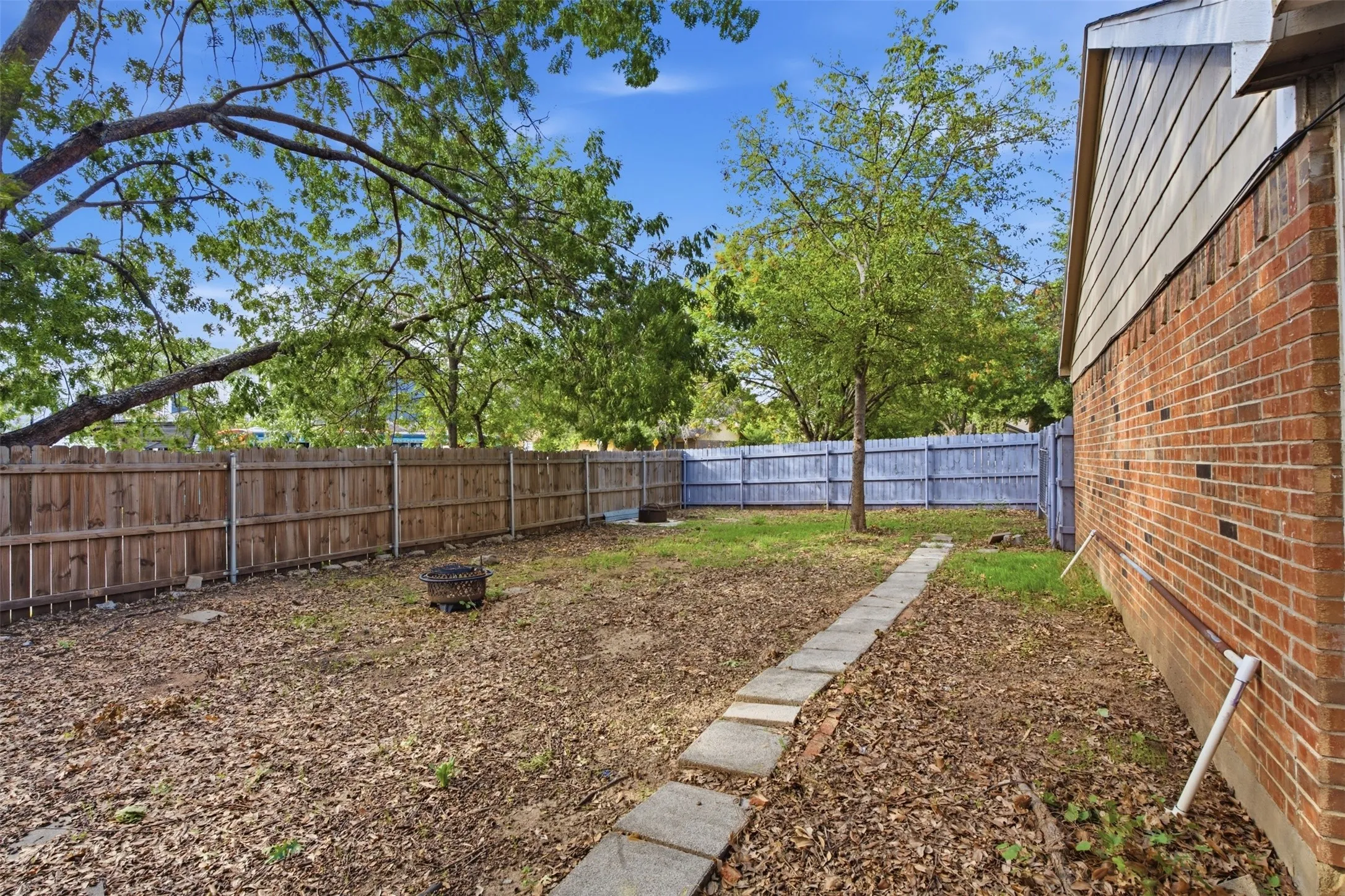 Single Family Residence For Sale in Tarrant County , 3211 Forest Creek Drive, Fort Worth, Texas 76123, 3 Bedroom, 3 Bathroom, 2 Garage spaces, 1,477 Sqft, built in 1987, mls#21393960, Real Estate Agent in Fort Worth, Homes For Sale in Tarrant county, Homes For Sale in Fort Worth, Realtor in Fort Worth Texas, Real Estate Brokerage Independent Realty Texas, Luminita Cordes Realtor