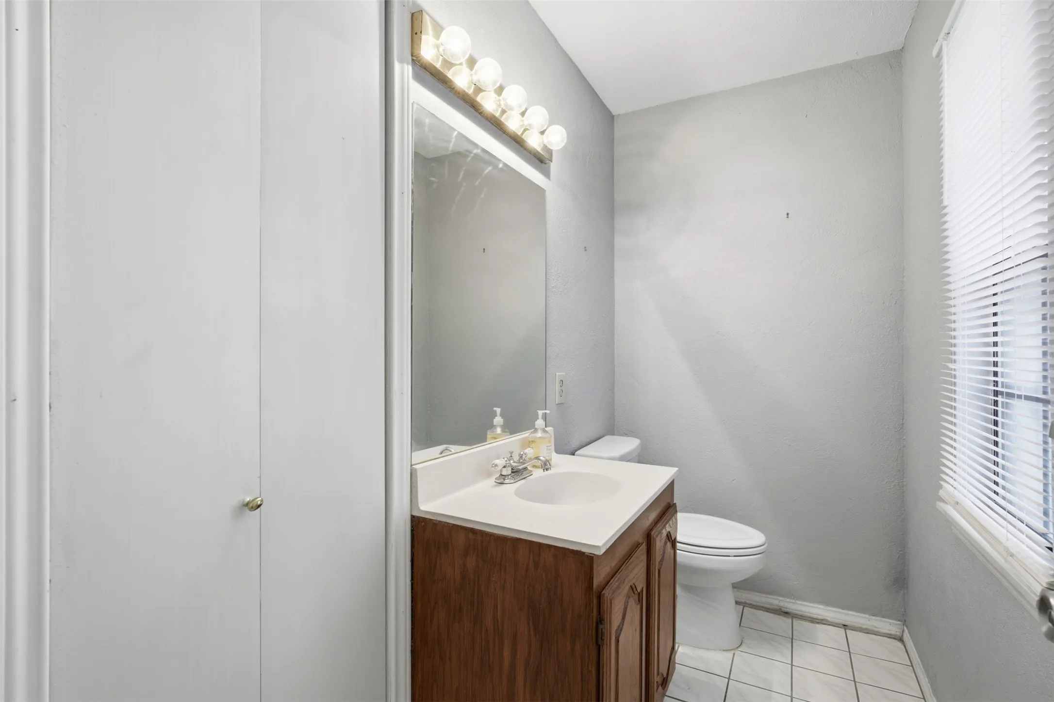 Single Family Residence For Sale in Tarrant County , 3211 Forest Creek Drive, Fort Worth, Texas 76123, 3 Bedroom, 3 Bathroom, 2 Garage spaces, 1,477 Sqft, built in 1987, mls#21393960, Real Estate Agent in Fort Worth, Homes For Sale in Tarrant county, Homes For Sale in Fort Worth, Realtor in Fort Worth Texas, Real Estate Brokerage Independent Realty Texas, Luminita Cordes Realtor